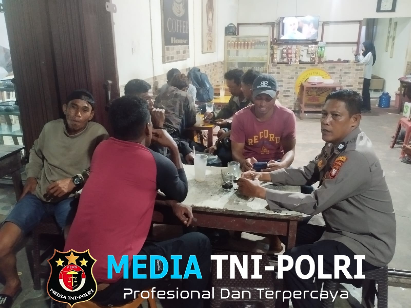 Waspada Kejahatan Mengintai! Polisi Titip Pesan Kamtibmas di Balik Obrolan Warga