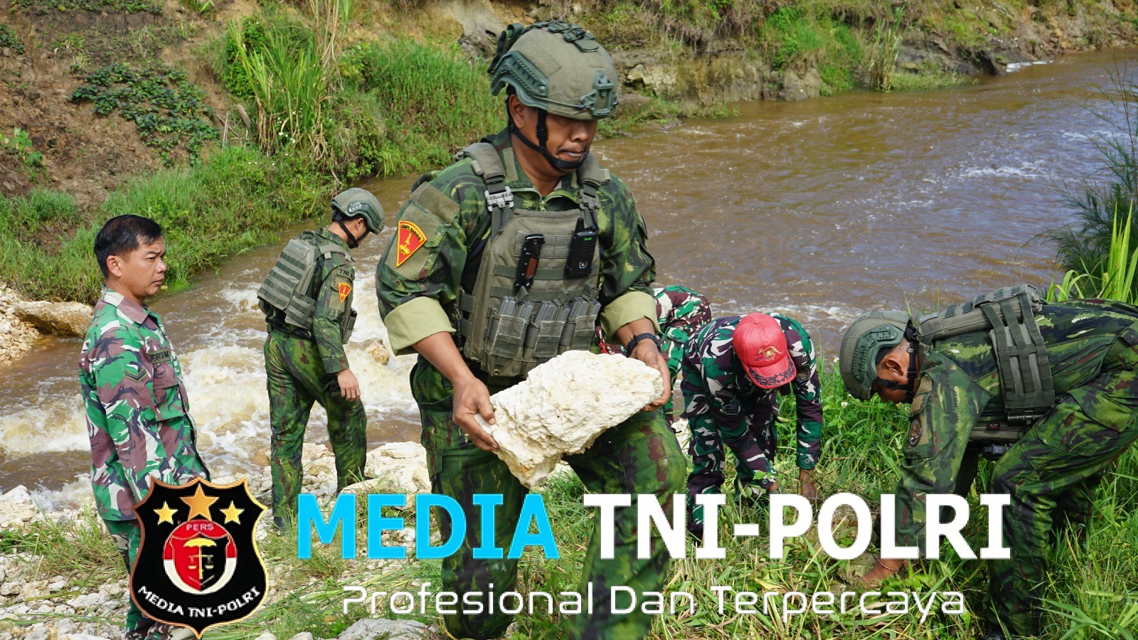 TNI AL Satgas Yonif 2 Marinir dan Kodim 1703/Deiyai Bersinergi Bangun Harapan Warga Melalui Jembatan Garuda