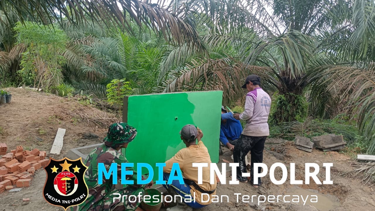 Babinsa Melaksanakan Kegiatan Gotong Royong Bersama Masyarakat di Wilayah Binaan