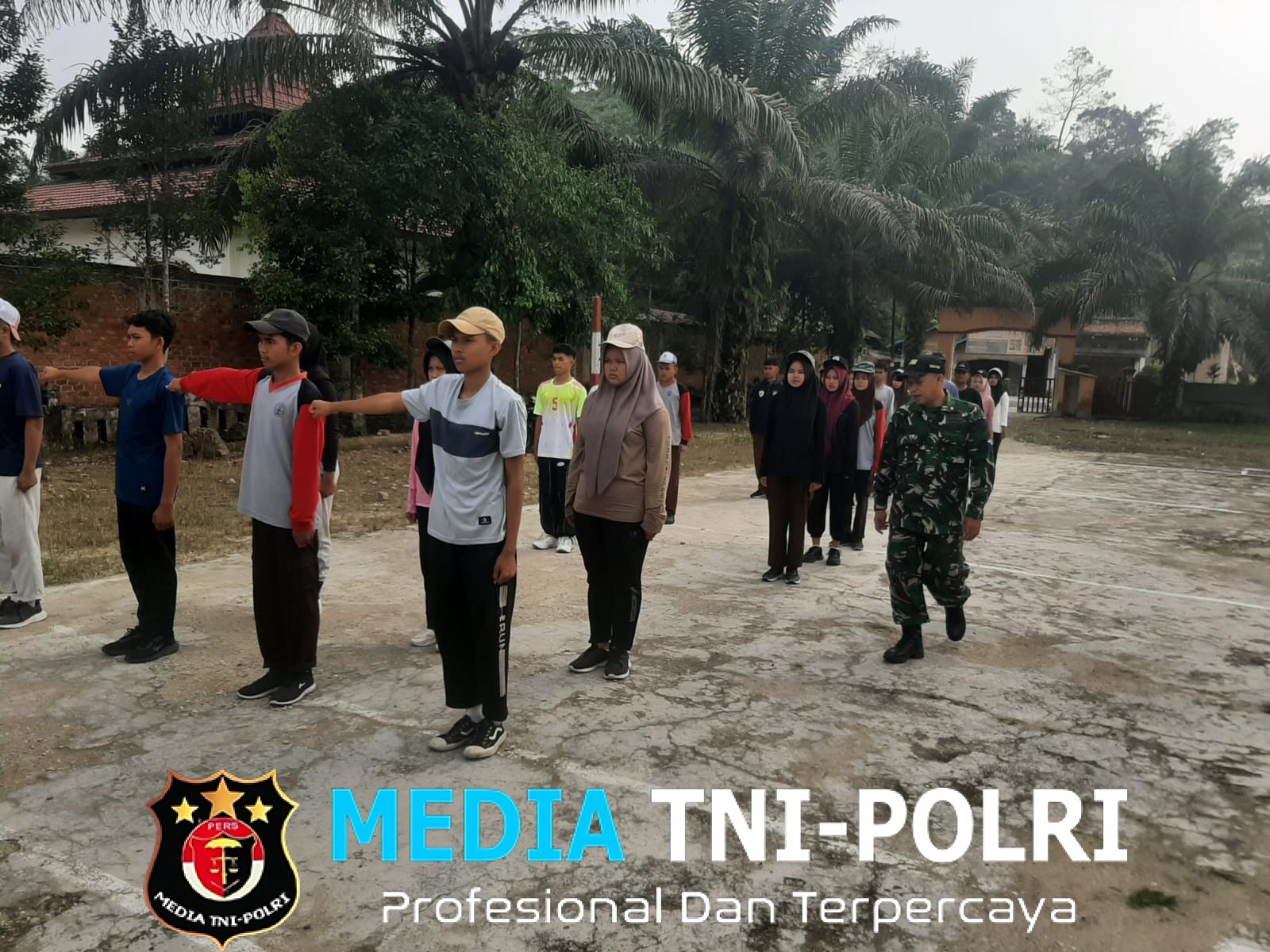Babinsa Koramil 420-07/Sei Manau Melatih Paskibra Untuk MTQ Tingkat Kabupaten Merangin