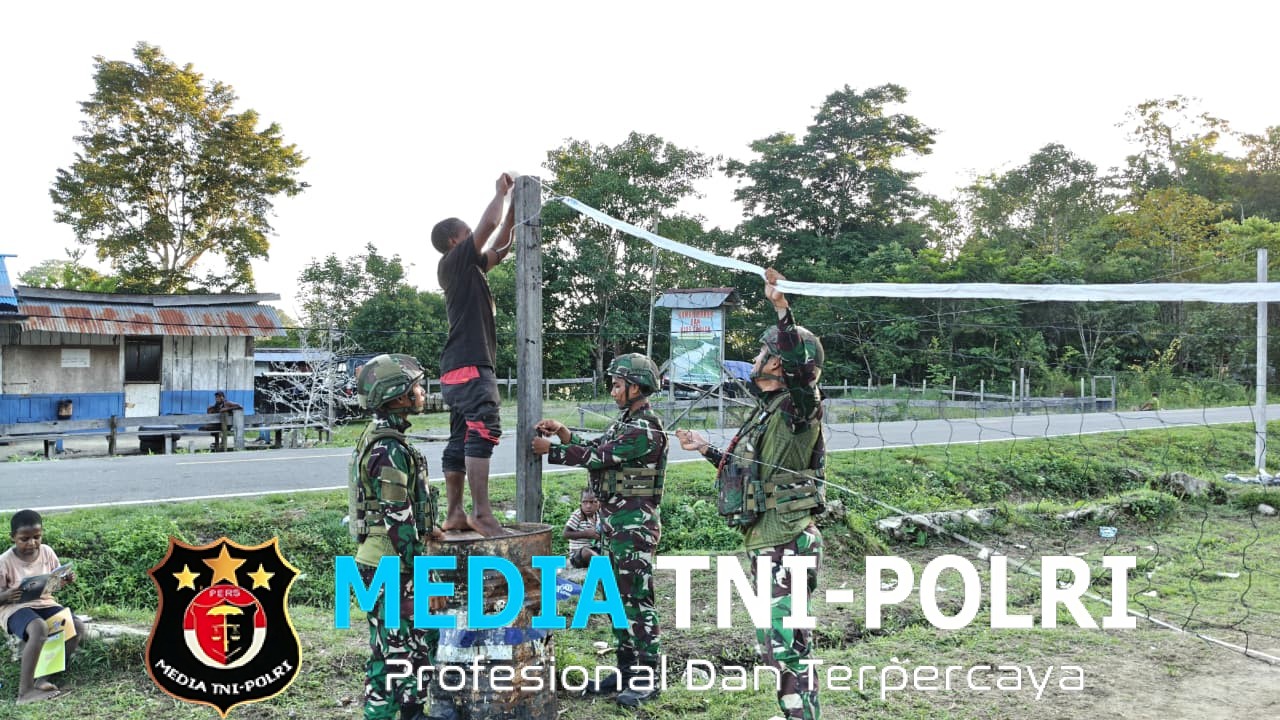 Papua Cerdas dan Sehat, Satgas Yonif 521/DY Berikan Bantuan Sarana Olahraga dan Buku Tulis bagi Pemuda serta Anak-Anak Kampung Muaranawa