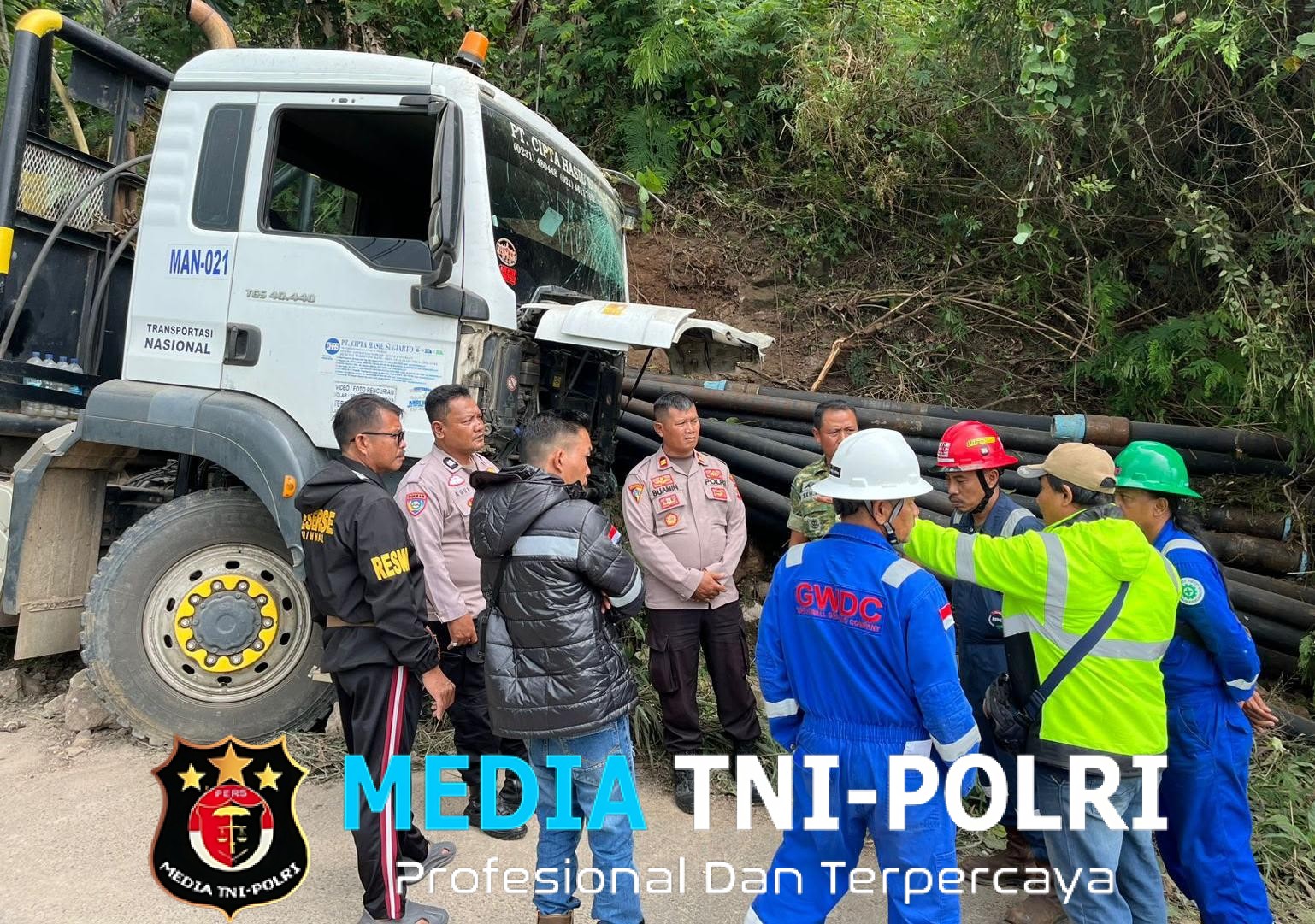 Polsek Pulau Panggung Bantu Evakuasi Truk Tronton Diduga Rem Blong di Tanjakan Leter S