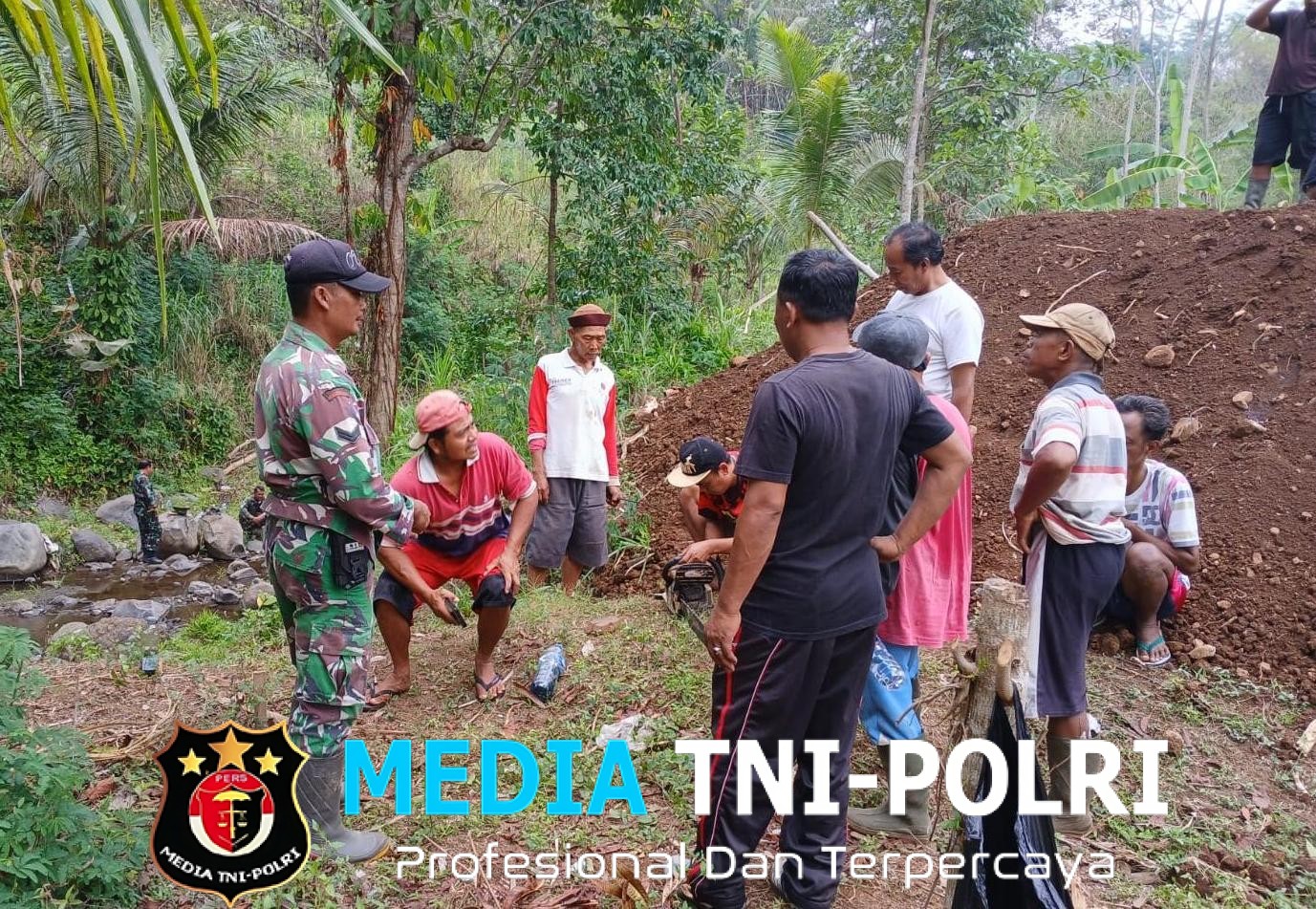 Gotong Royong Babinsa dan Warga Desa Candi, Wujud Nyata Kebersamaan dan Kepedulian Lingkungan