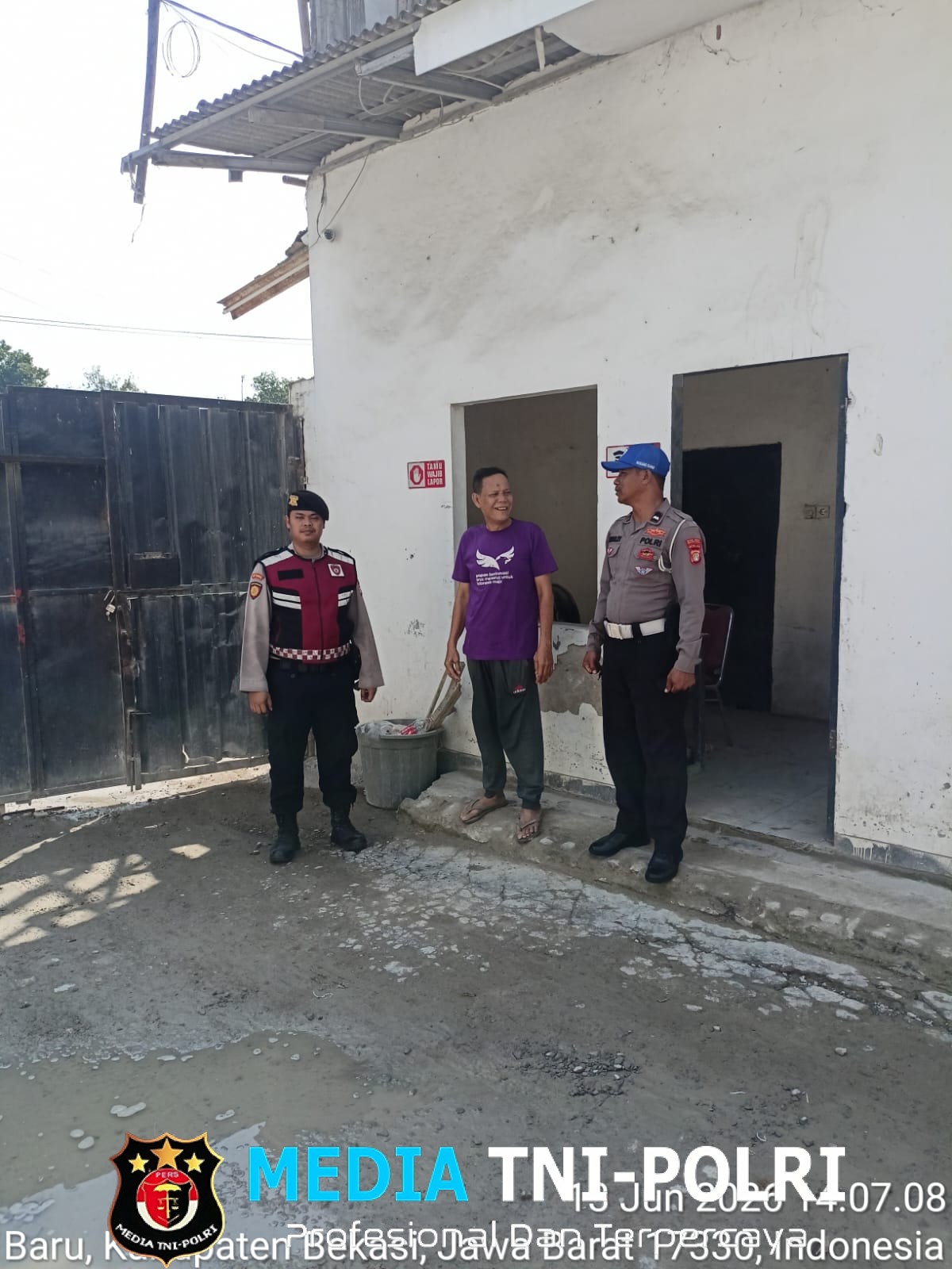 Patroli Jalan Kaki di Jayamulya, Polsek Serang Baru Ingatkan Pengelola Tempat Rekreasi Perkuat Keamanan