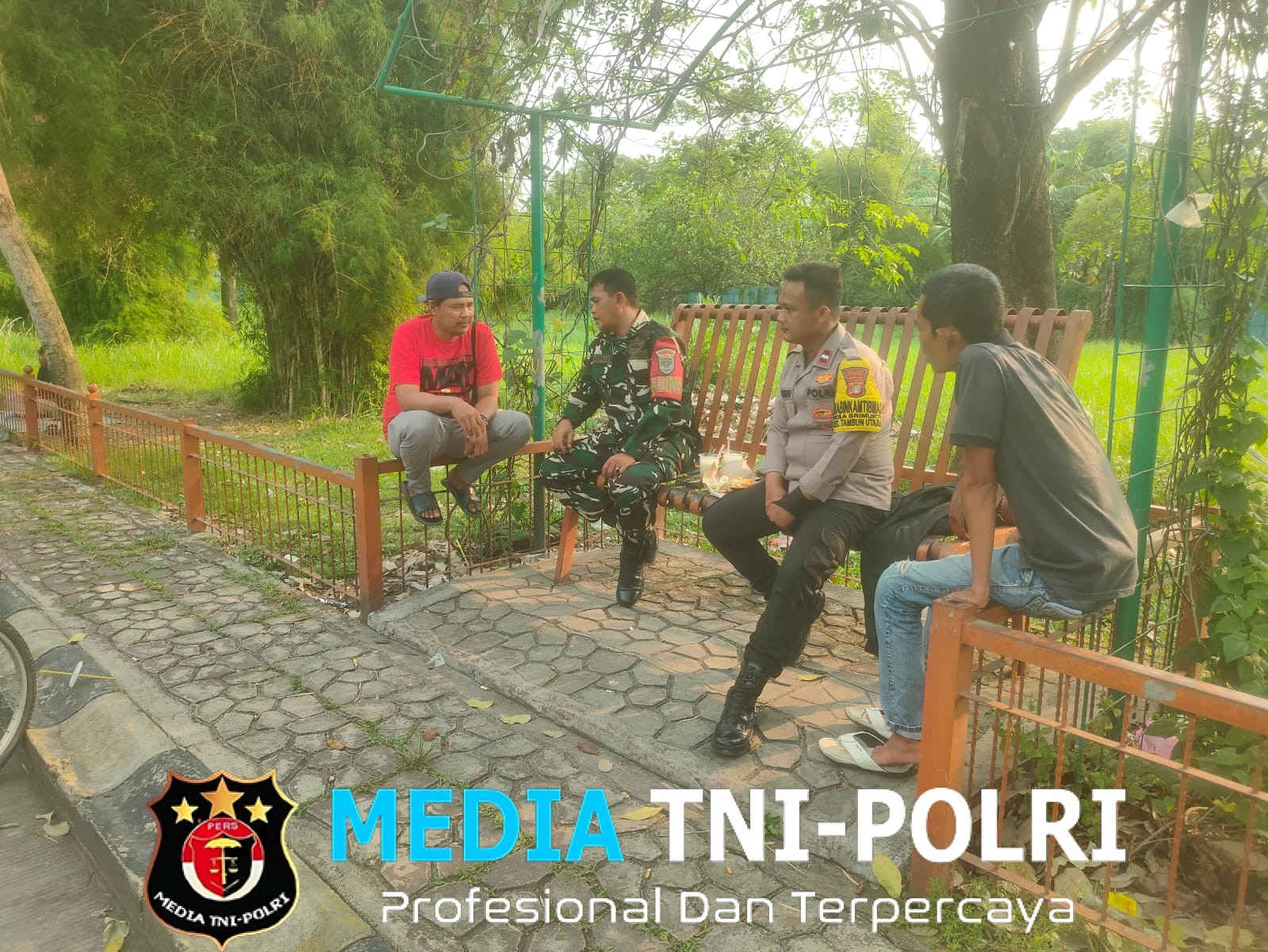 Jaga Jakarta Jaga Bekasi On The Spot di Srimukti, Bhabinkamtibmas Ajak Warga Jaga Anak dari Tawuran dan Judi Online