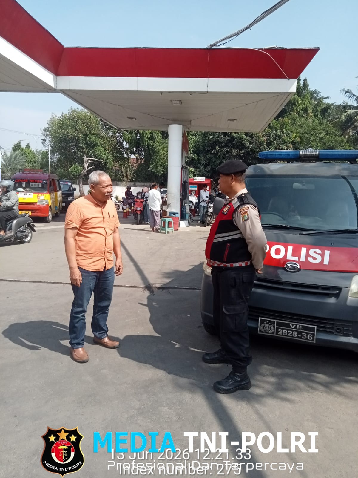 Patroli Dialogis di SPBU Rengasbandung, Polsek Kedungwaringin Ingatkan Karyawan Waspada Kejahatan Jalanan