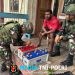 Hadirkan Terang di Pedalaman Papua, Satgas Yonif 521/DY Gelar Anjangsana Bantu Pemasangan Instalasi Panel Surya bagi Warga Apalapsili