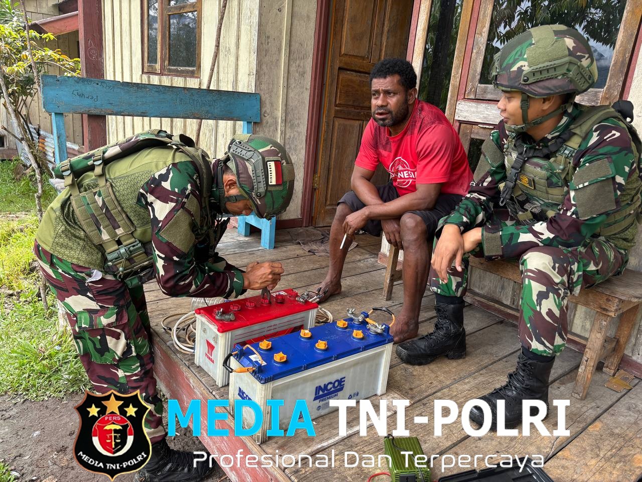 Hadirkan Terang di Pedalaman Papua, Satgas Yonif 521/DY Gelar Anjangsana Bantu Pemasangan Instalasi Panel Surya bagi Warga Apalapsili