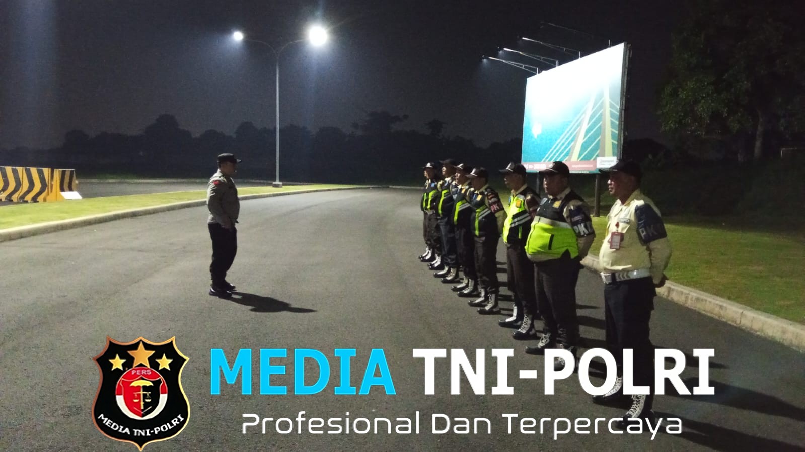 Patroli Mobile Polsubsektor Grand Wisata, Polisi dan Security Hadir Jaga Rasa Aman Warga