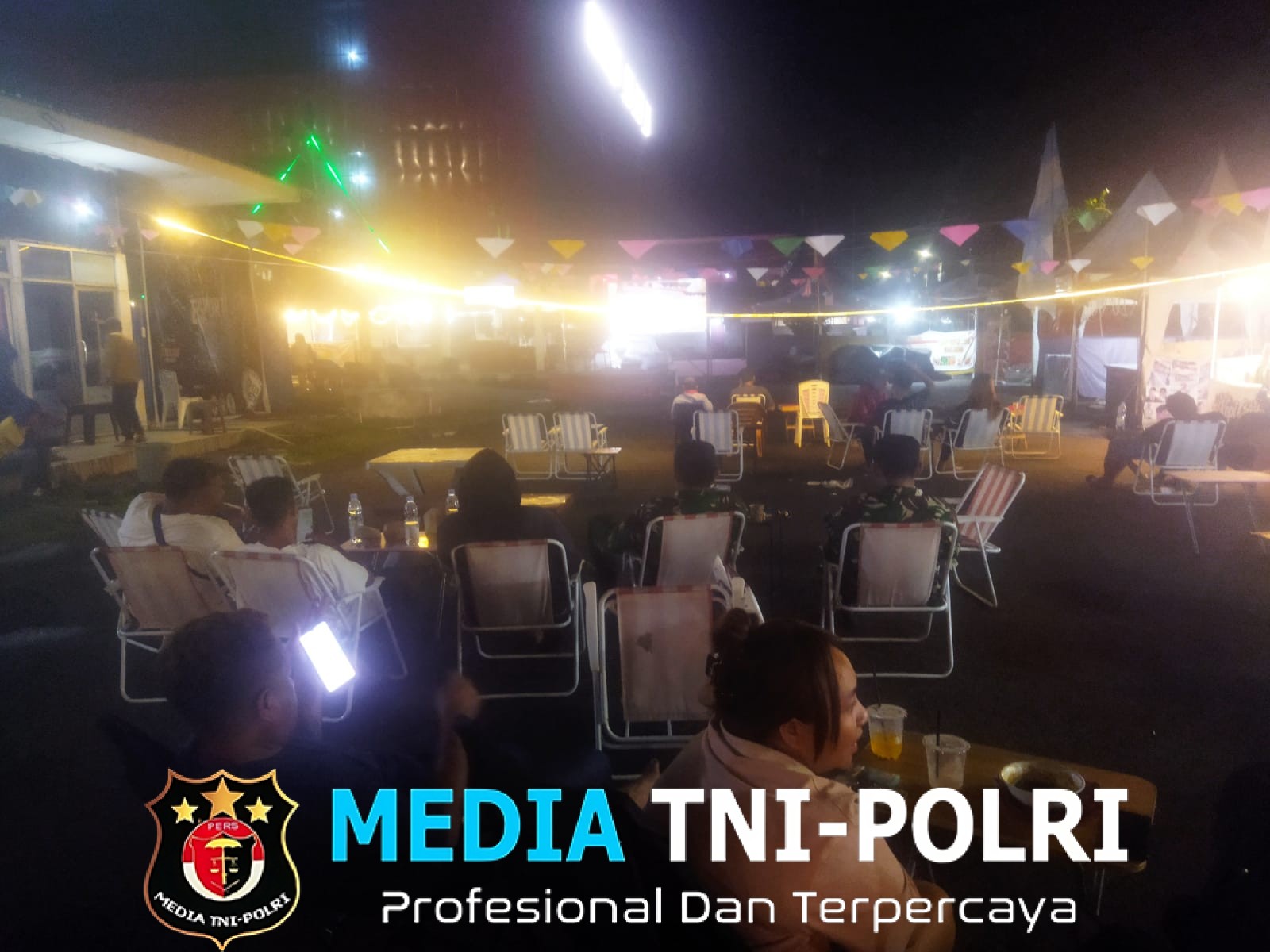 Ciptakan Suasana Akrab, Personel Kodim 1310/Bitung Nonton Bareng Piala Dunia 2026 Bersama Masyarakat