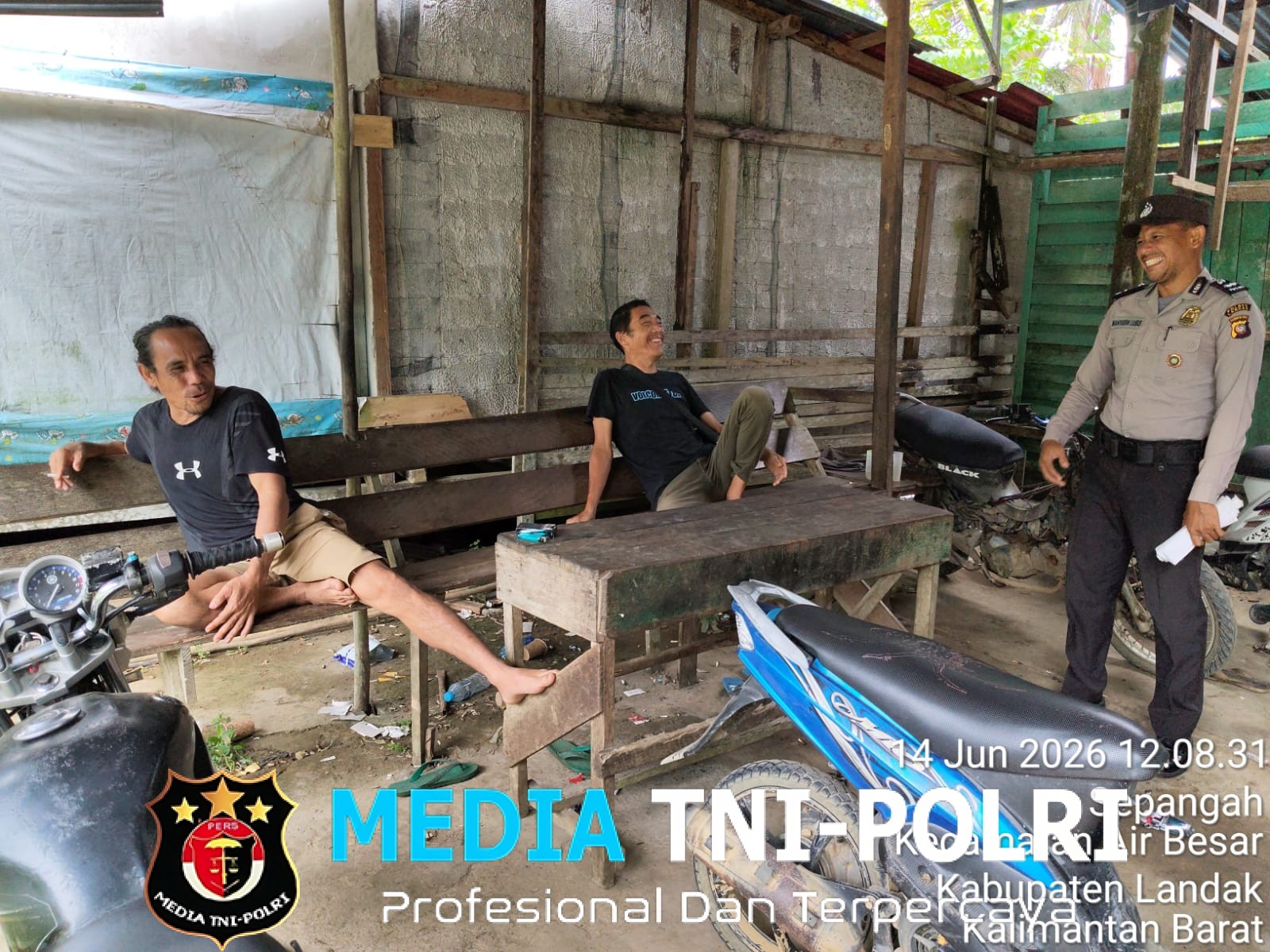 Polisi Hadir sebagai Teman Polisi Sambangi Warga Sambil Beri Himbauan