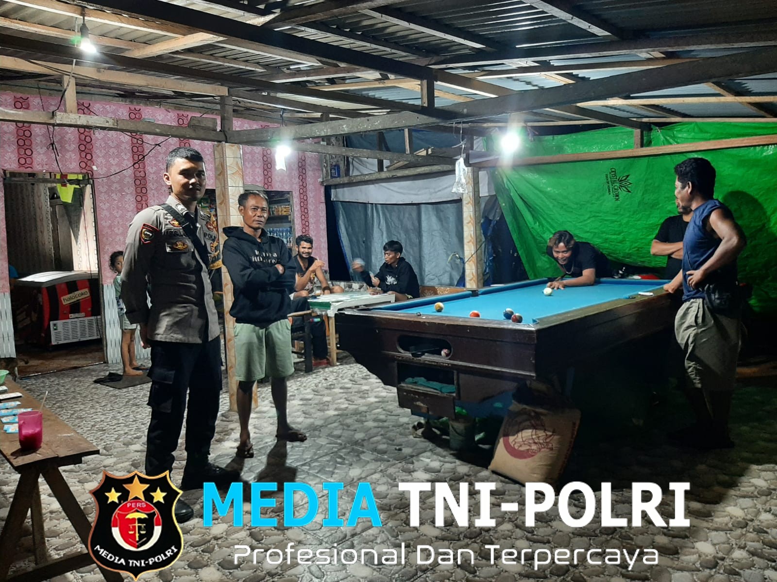 Suasana Santai di Meja Biliar Jadi Momen Polisi Sampaikan Pesan Keamanan kepada Warga