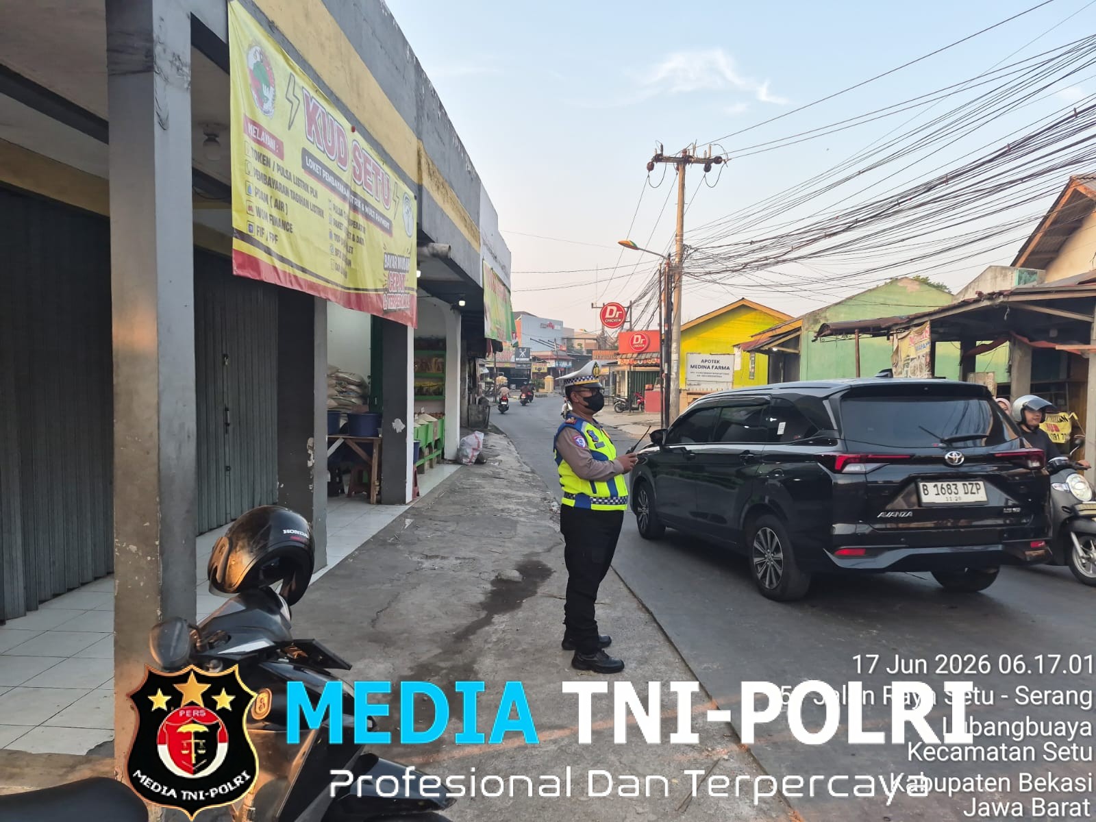 Saat Pagi Mulai Bergerak, Polisi Hadir Menjaga Arus Kehidupan di KUD Setu