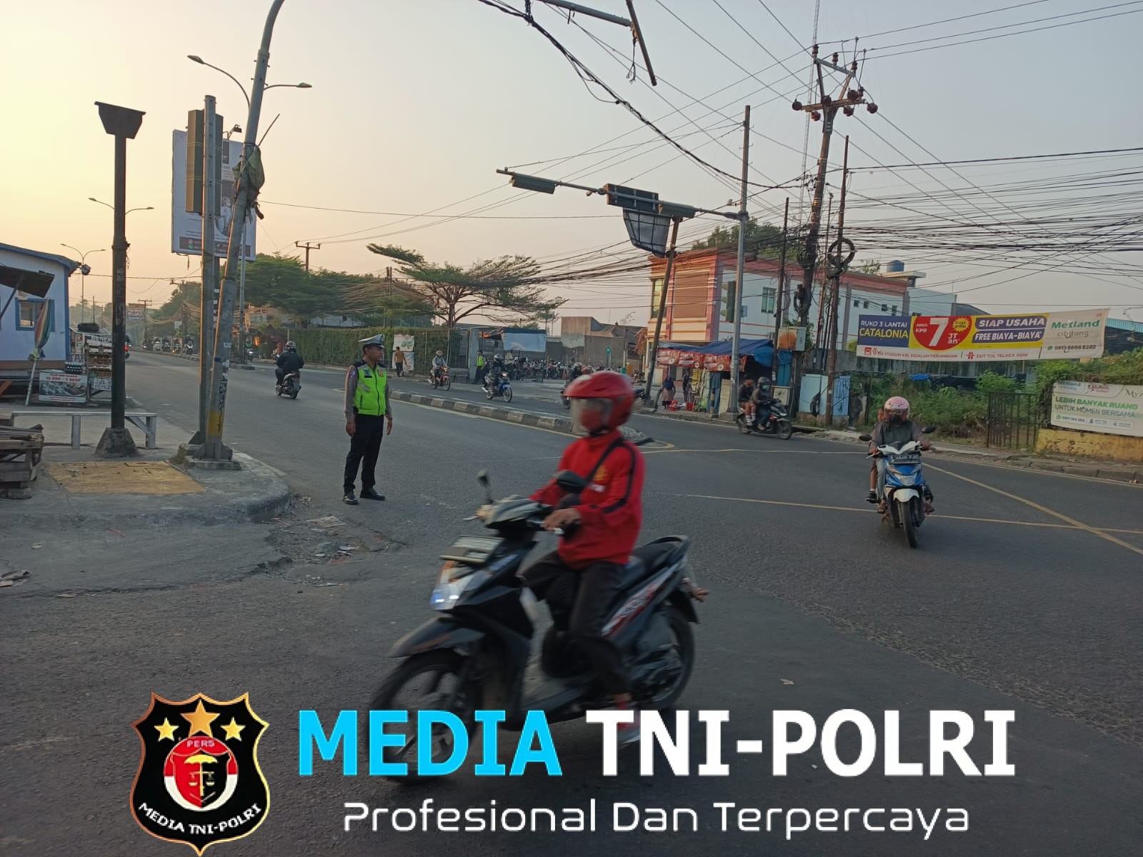 Di Pertigaan Pengairan, Polisi Menjaga Pagi Tambun Selatan Tetap Mengalir
