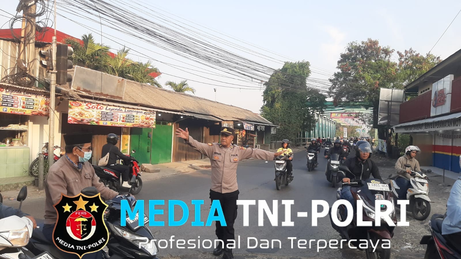 Di Jembatan Besi Karangsatria, Polisi Menjaga Pagi Warga Tetap Lancar