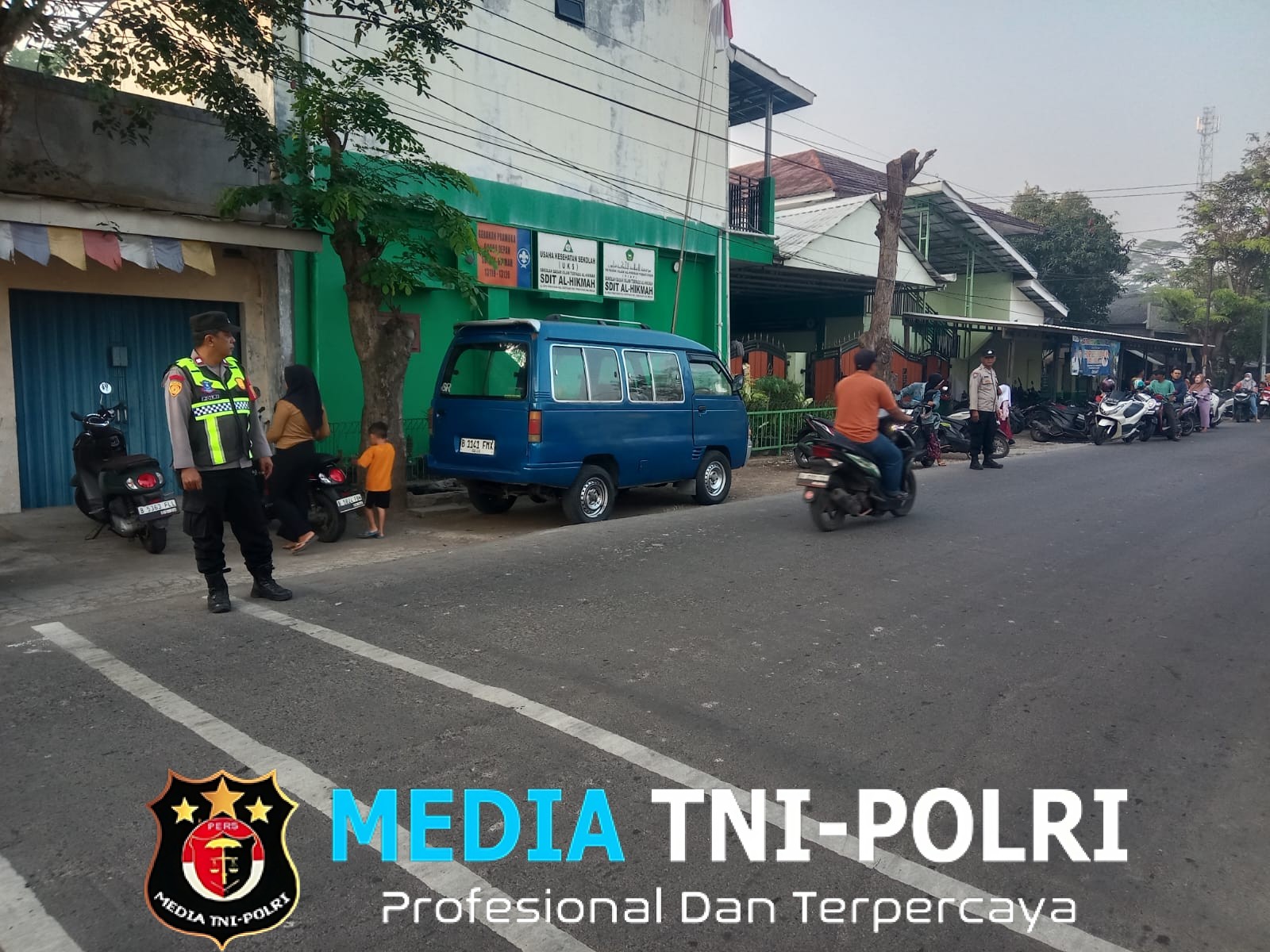 Pagi Pebayuran Mulai Bergerak, Polisi Hadir Lancarkan Jalan Warga
