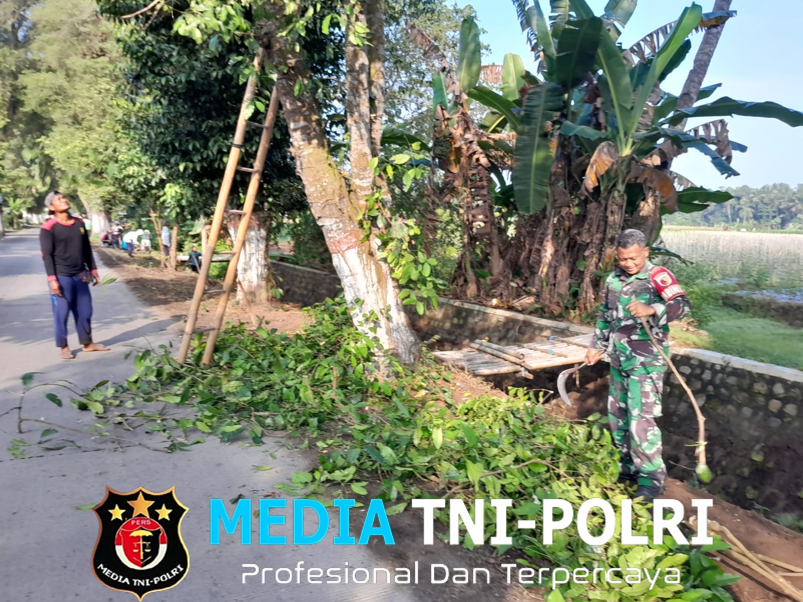 Wujud Kemanunggalan TNI, Babinsa Ngoran Pelopori Gotong Royong Bersihkan Jalan Desa