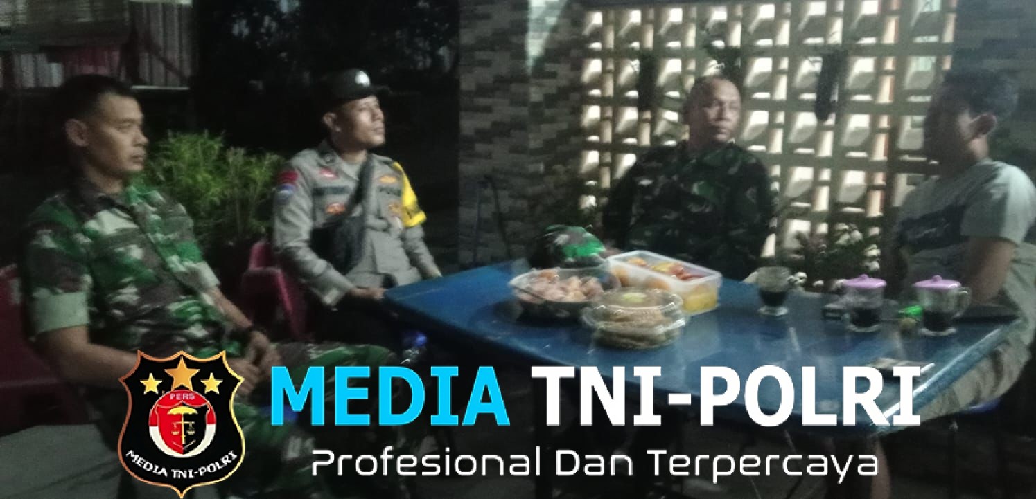 Patroli Malam, Anggota Koramil Manyaran Sempatkan Komsos Dengan Warga