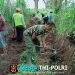 Babinsa Karang Gondang Bersama Warga Gotong Royong Bersihkan Jalan Akses Lahan Pertanian