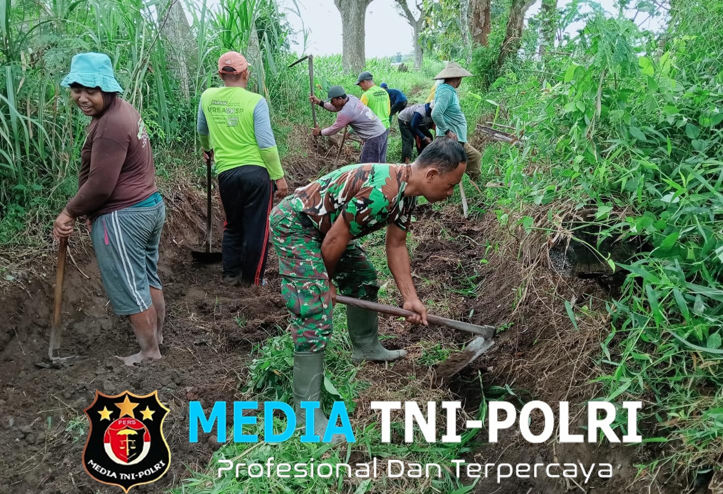 Babinsa Karang Gondang Bersama Warga Gotong Royong Bersihkan Jalan Akses Lahan Pertanian