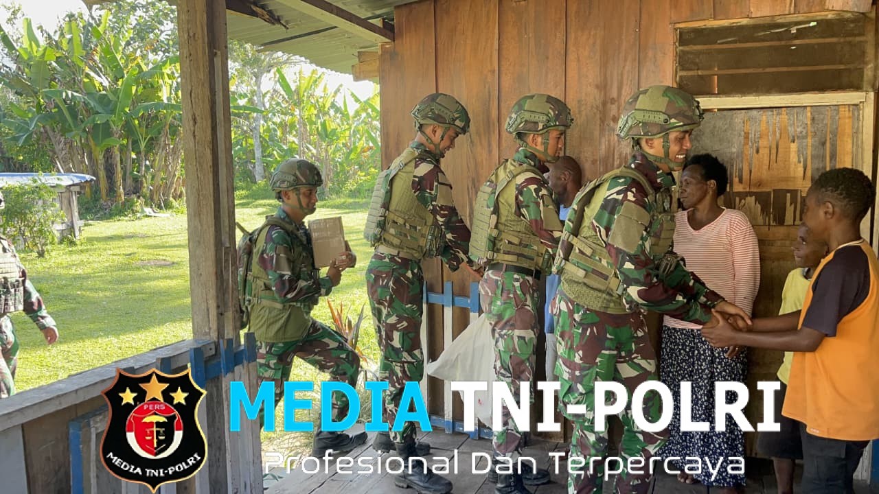 Asah, Asih, Asuh di Tanah Papua, Satgas Yonif 521/DY Perbaiki Pintu yang Rusak dan Berikan Bantuan Kitab Suci kepada Tokoh Agama di Kobakma