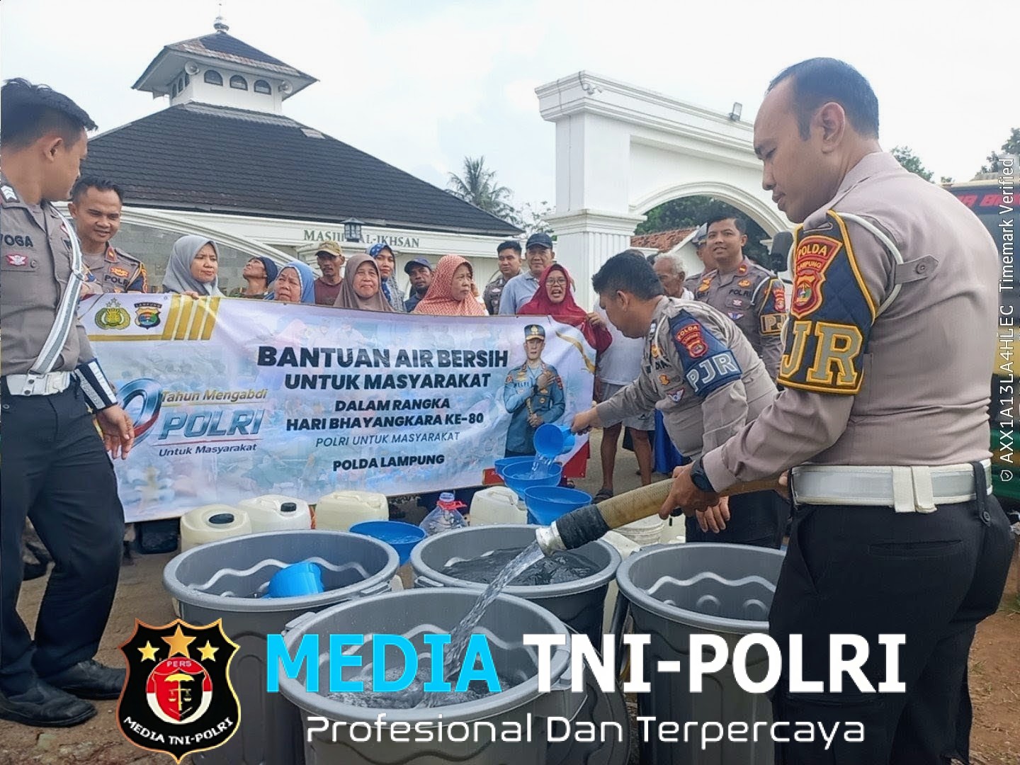 Ditlantas Polda Lampung Salurkan 16.000 Liter Air Bersih untuk 100 KK di Pesawaran Sambut HUT Bhayangkara ke-80