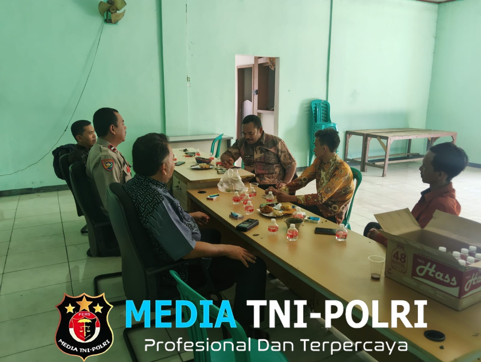 Jaga Jakarta Jaga Bekasi, Bhabinkamtibmas Sukaraja Sambangi Kantor Desa dan Perkuat Pesan Kamtibmas