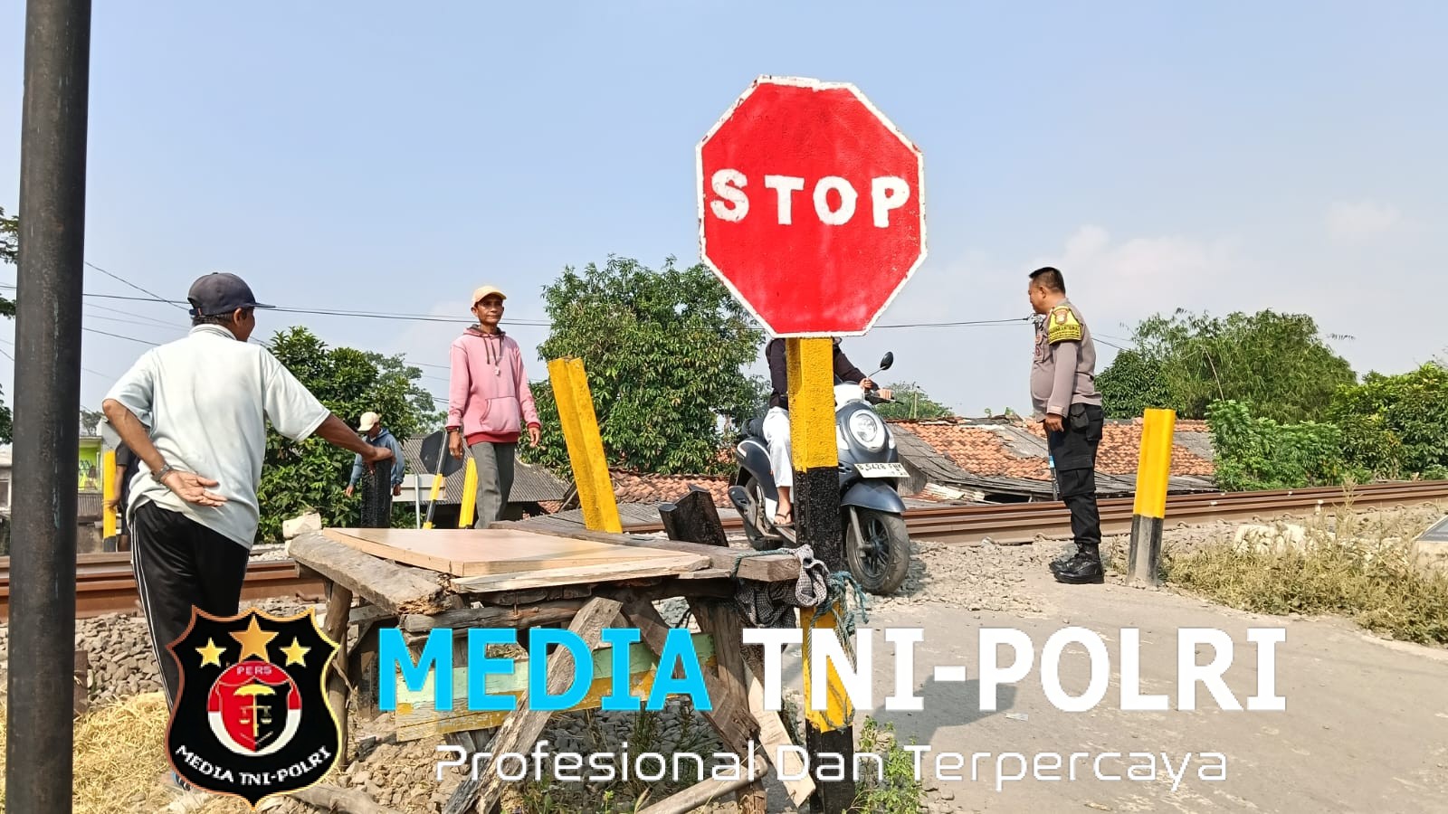 Jaga Jakarta Jaga Bekasi, Polsek Kedungwaringin Cek Perlintasan Kereta Api Tanpa Palang Pintu di Mareleng