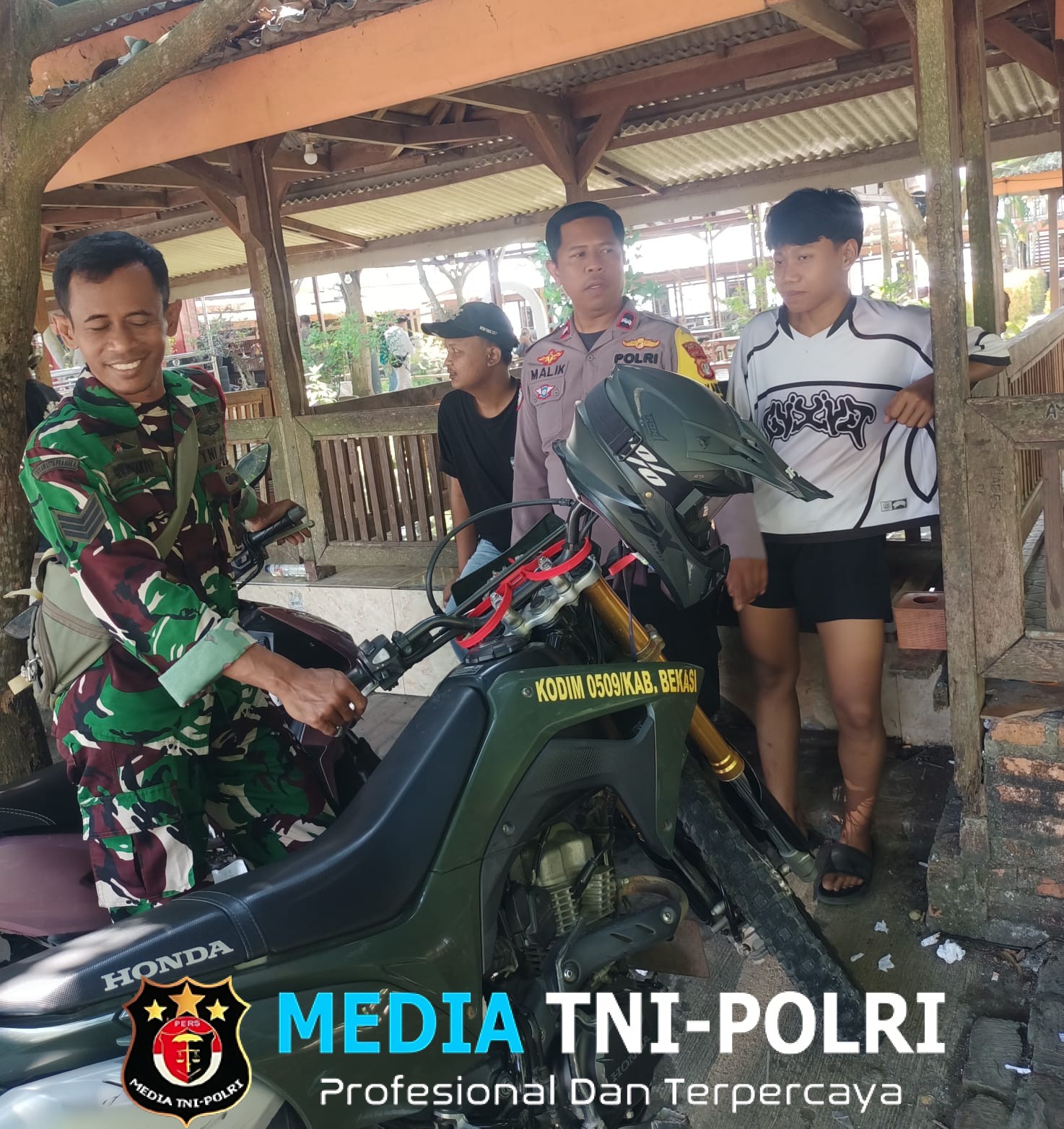 Jaga Jakarta Jaga Bekasi, Bhabinkamtibmas dan Babinsa Sukawijaya Edukasi Warga tentang Bahaya Narkoba
