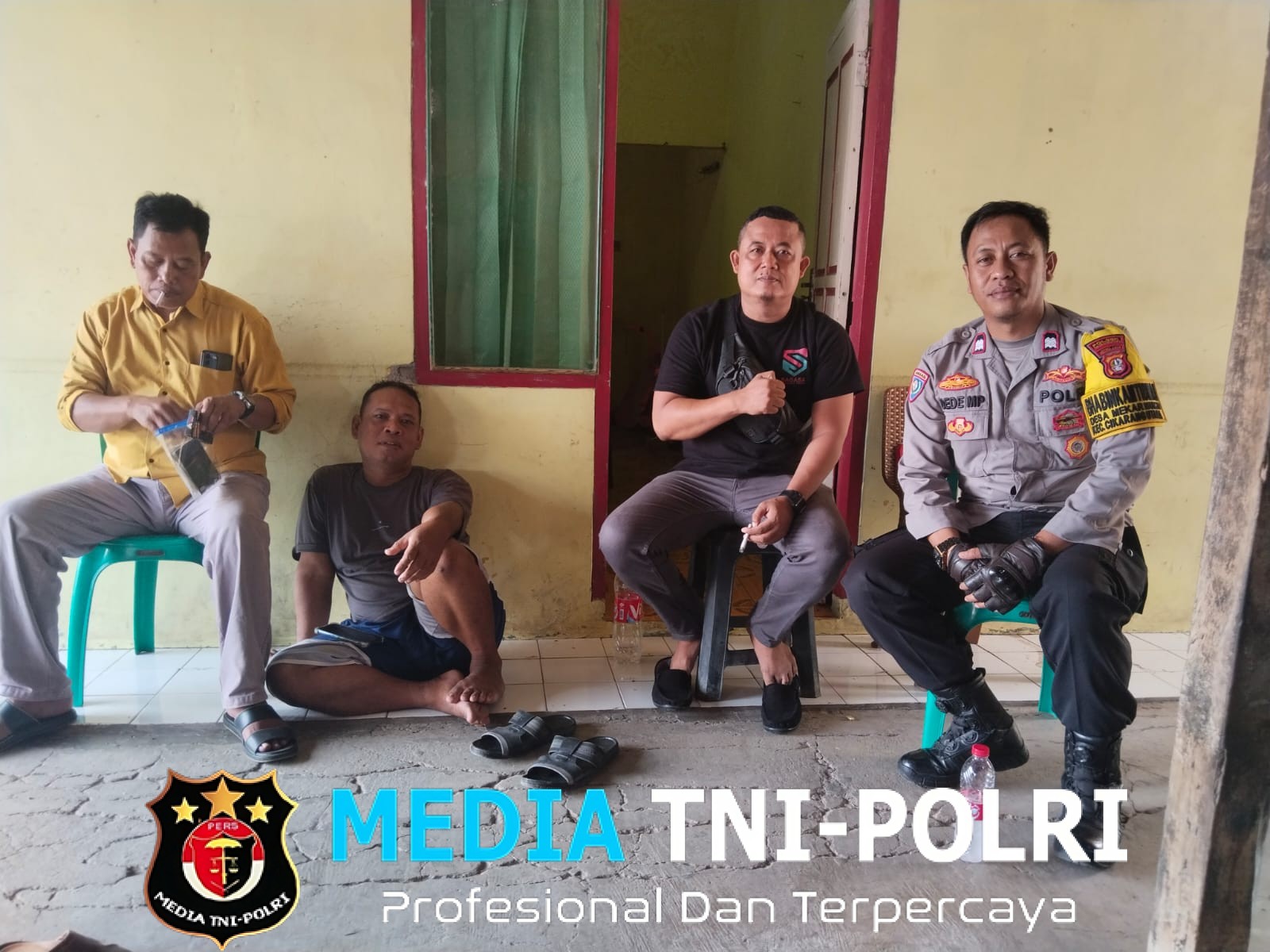 Jaga Jakarta Jaga Bekasi, Bhabinkamtibmas Mekar Mukti Sambangi Warga Cibeureum dan Ingatkan Waspada Kejahatan