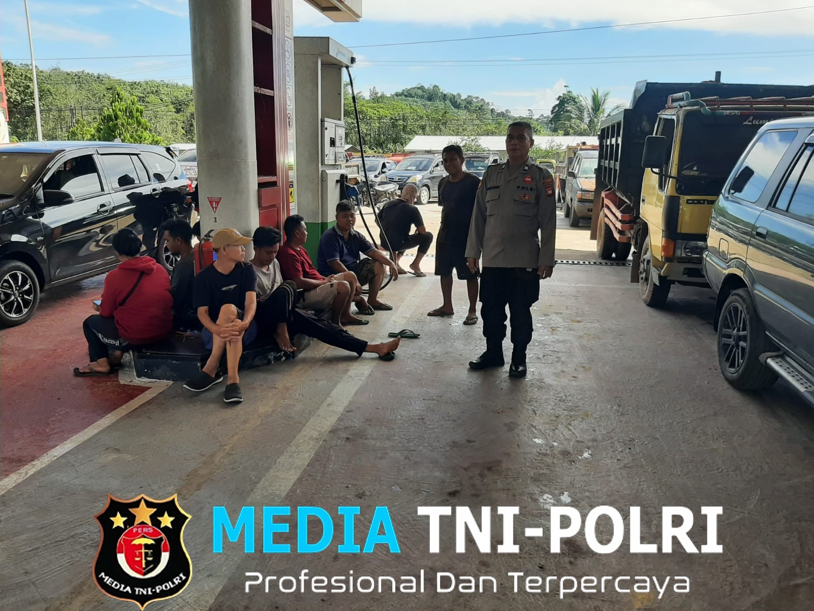 Di Tengah Antrean BBM, Polisi Hadir Menyapa Warga dengan Senyum
