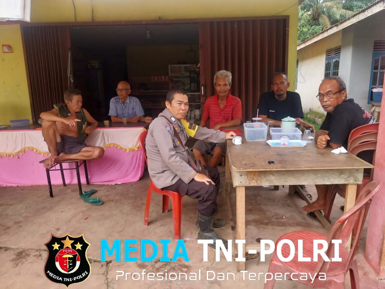 Dari Rumah ke Rumah, Bhabinkamtibmas Sebangki Eratkan Silaturahmi Sambil Jaga Keamanan