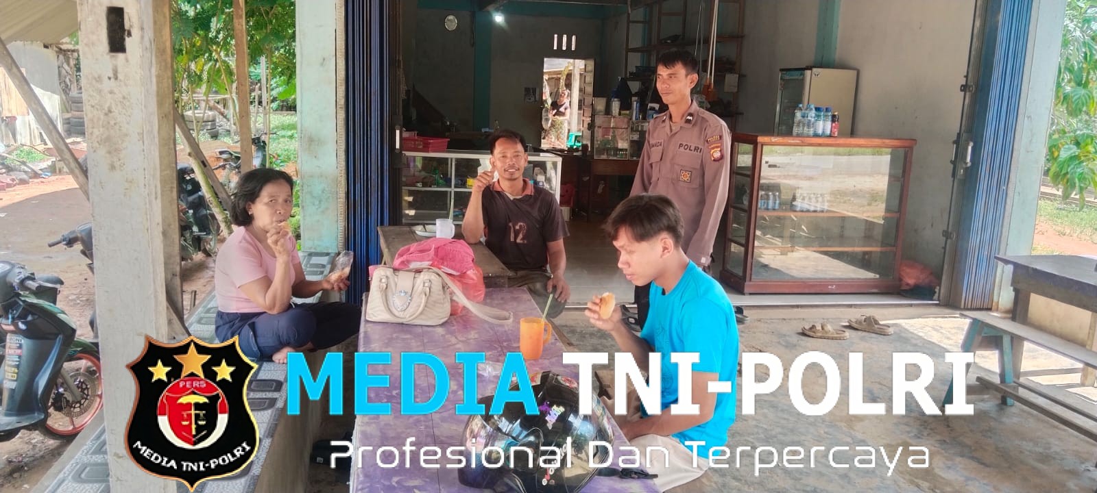 Di Tengah Terik Mentari, Polsek Sengah Temila Hadir Menyapa Warga yang Sedang Beristirahat