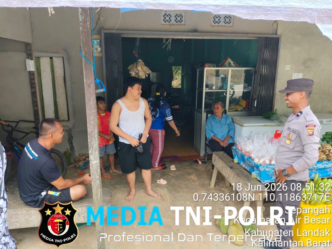 Polisi Sambangi Warga Air Besar, Perangi Peredaran Narkoba Hingga ke Pelosok