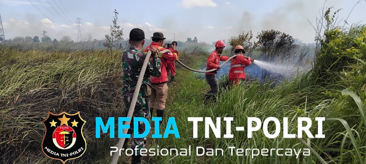 Babinsa Koramil 402-07/ Indralaya Bersama Tim Gabungan Lakukan Penanganan Kebakaran Hutan Dan Lahan di Desa Rambutan