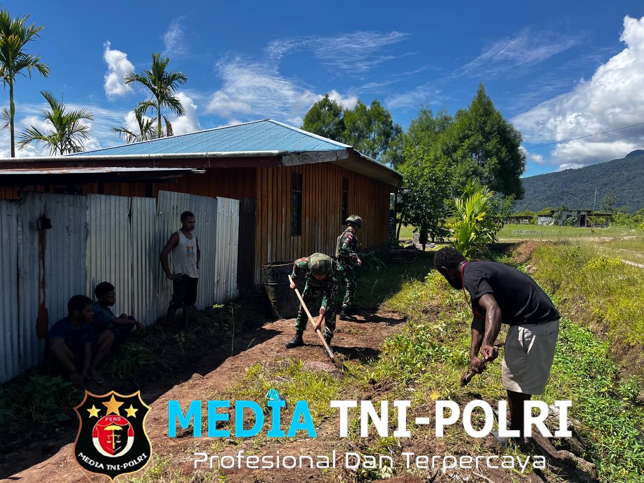 Kebersamaan di Tanah Papua, Satgas Yonif 521/DY Gotong Royong Bersihkan Lingkungan Rumah Warga di Distrik Elelim