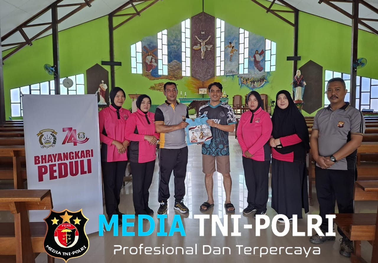 Sambut HUT Bhayangkara ke-80, Polsek Air Besar Gelar Bhakti Religi dan Salurkan Bantuan di Gereja Serimbu