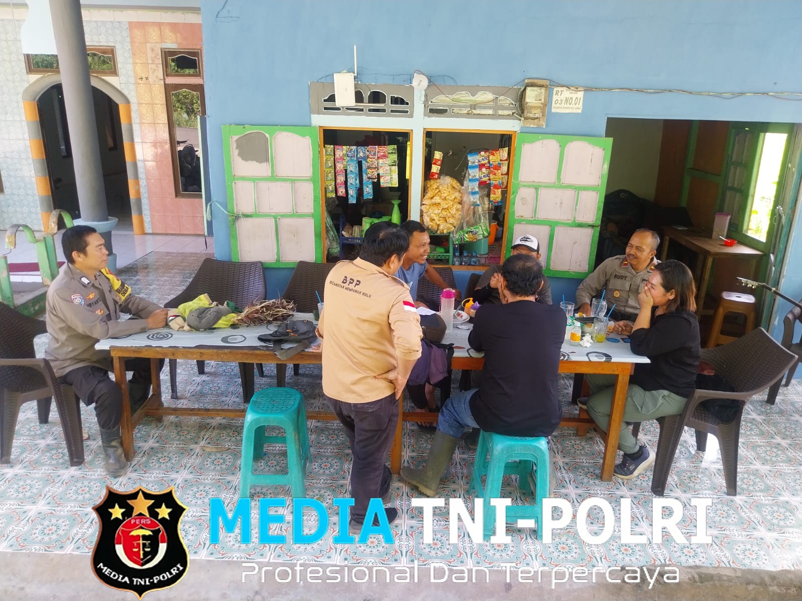 Sambil Ngopi dan Bercanda, Kapolsek Sebangki Ajak Warga Obrol Santai Bahas Keamanan “Kejahatan Bisa Dicegah dari Obrolan Ringan”