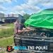 Di Tengah Teriknya Matahari, Polisi Sambangi Warga yang Sedang Perbaiki Mobil di Kuala Behe