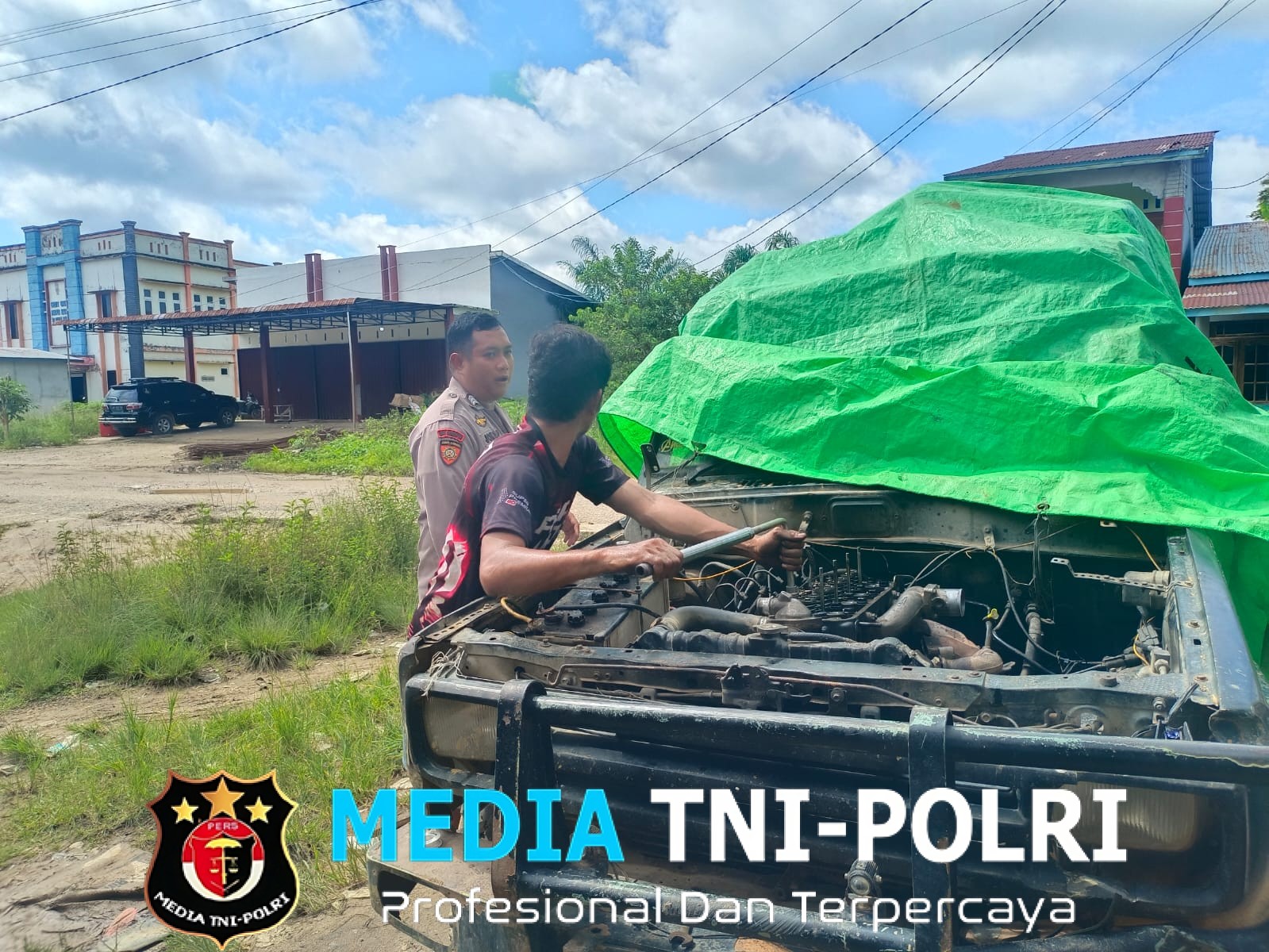 Di Tengah Teriknya Matahari, Polisi Sambangi Warga yang Sedang Perbaiki Mobil di Kuala Behe