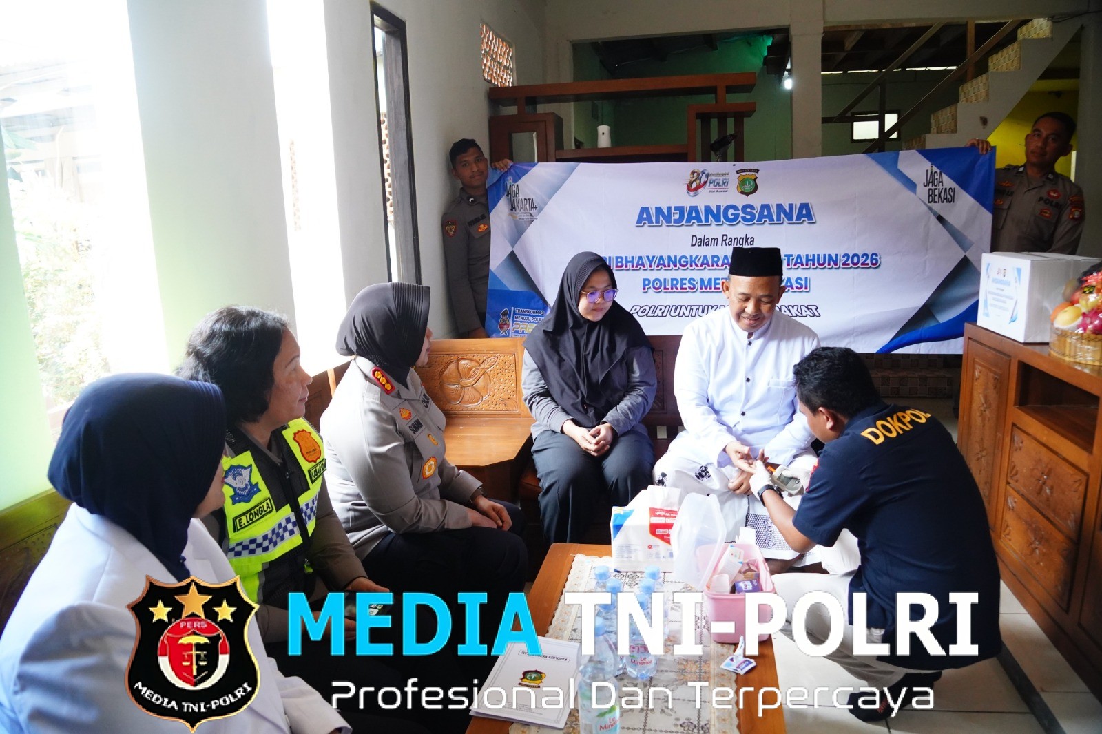 Anjangsana Serentak, Kapolres dan PJU Polres Metro Bekasi Beri Dukungan untuk Personel yang Sakit Menahun