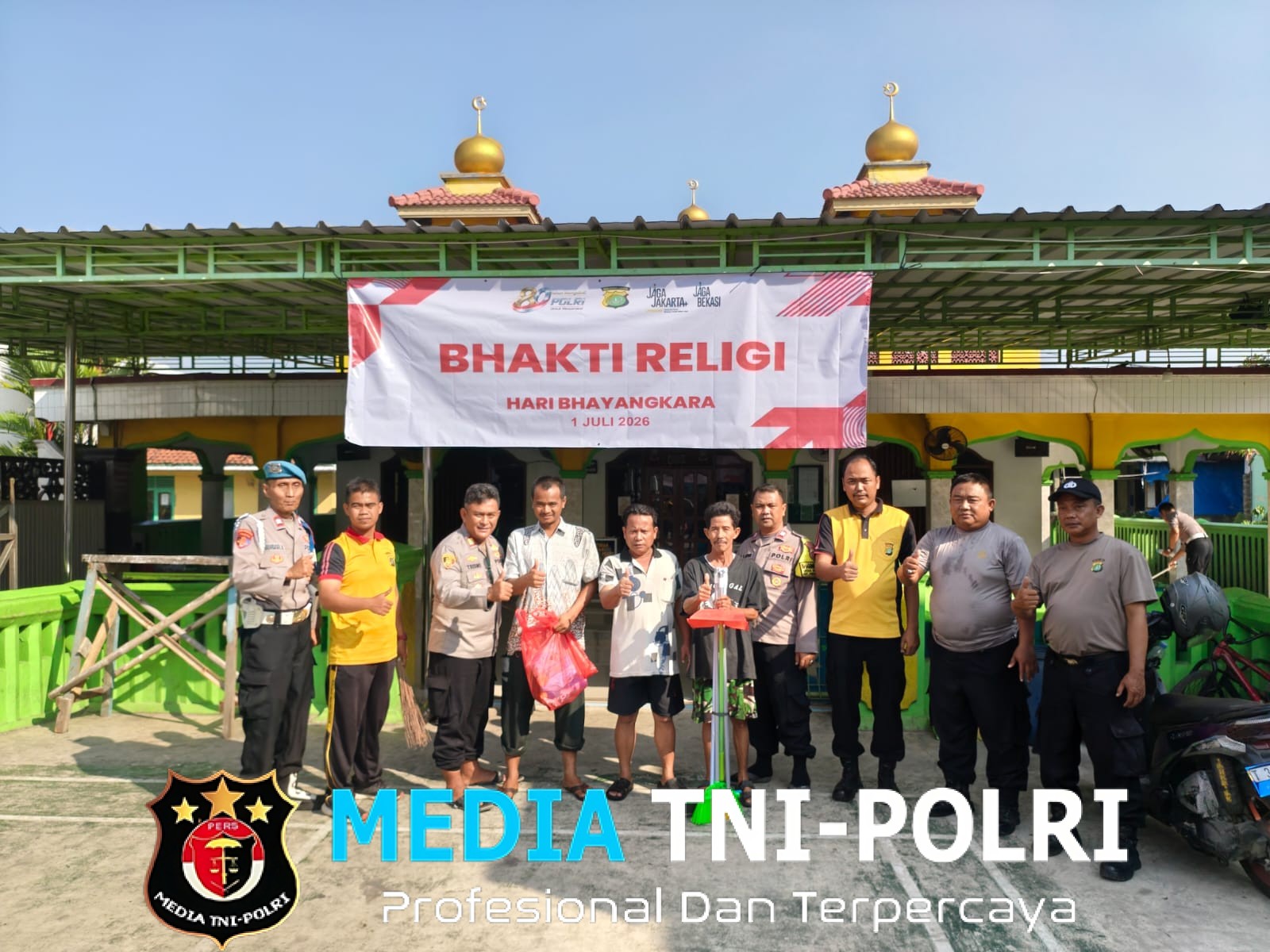 Polsek Kedungwaringin Bersihkan Masjid Nurul Yaqin Sambut Hari Bhayangkara ke-80