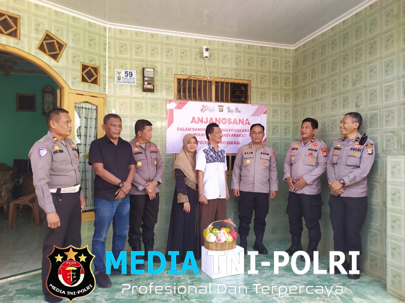 Mengetuk Pintu Kepedulian, Polres Metro Bekasi Anjangsana Personel yang Sedang Menjalani Pemulihan