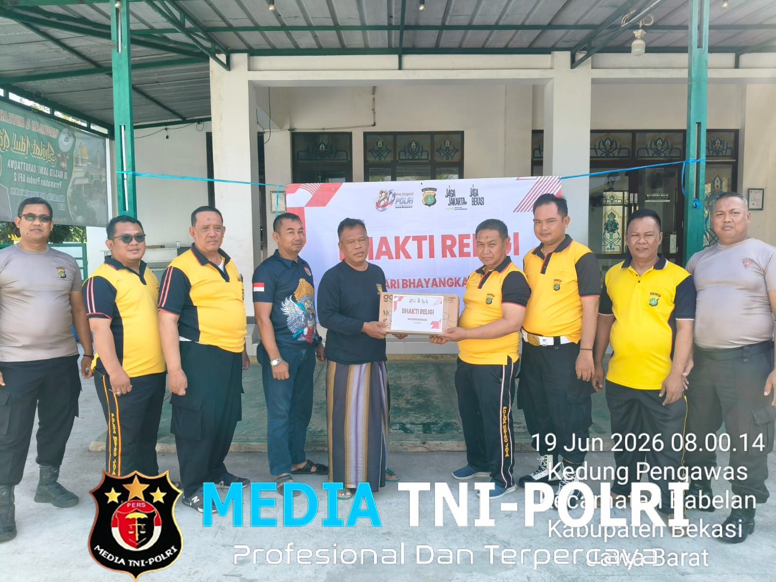 Jumat Bersih di Cibening, Bhabinkamtibmas Setu Ajak Warga Rawat Lingkungan dan Perkuat Pos Kamling