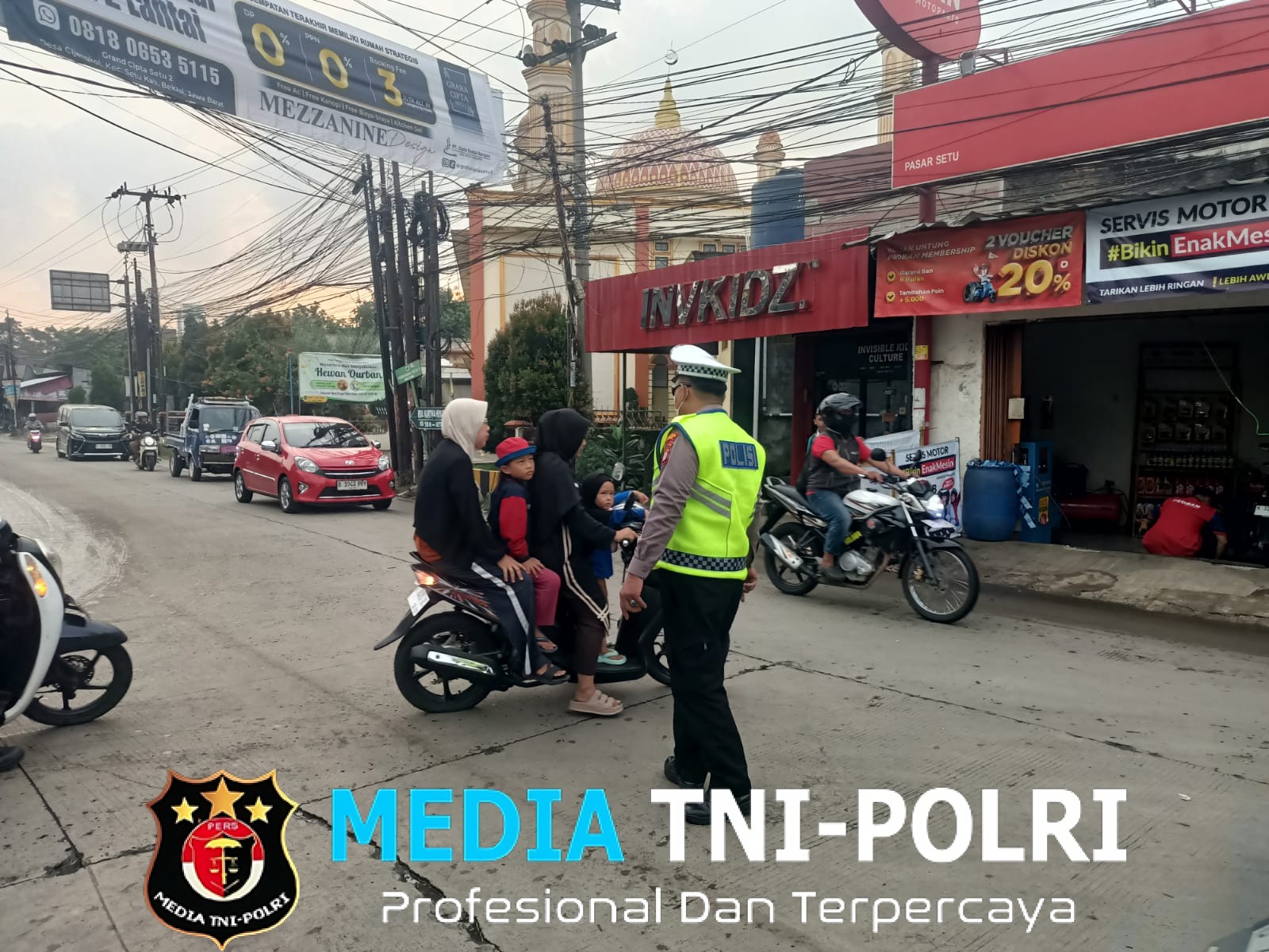 Polsek Setu Atur Arus Sore Hari di Pertigaan KUD, Pengendara Diimbau Tertib Berlalu Lintas