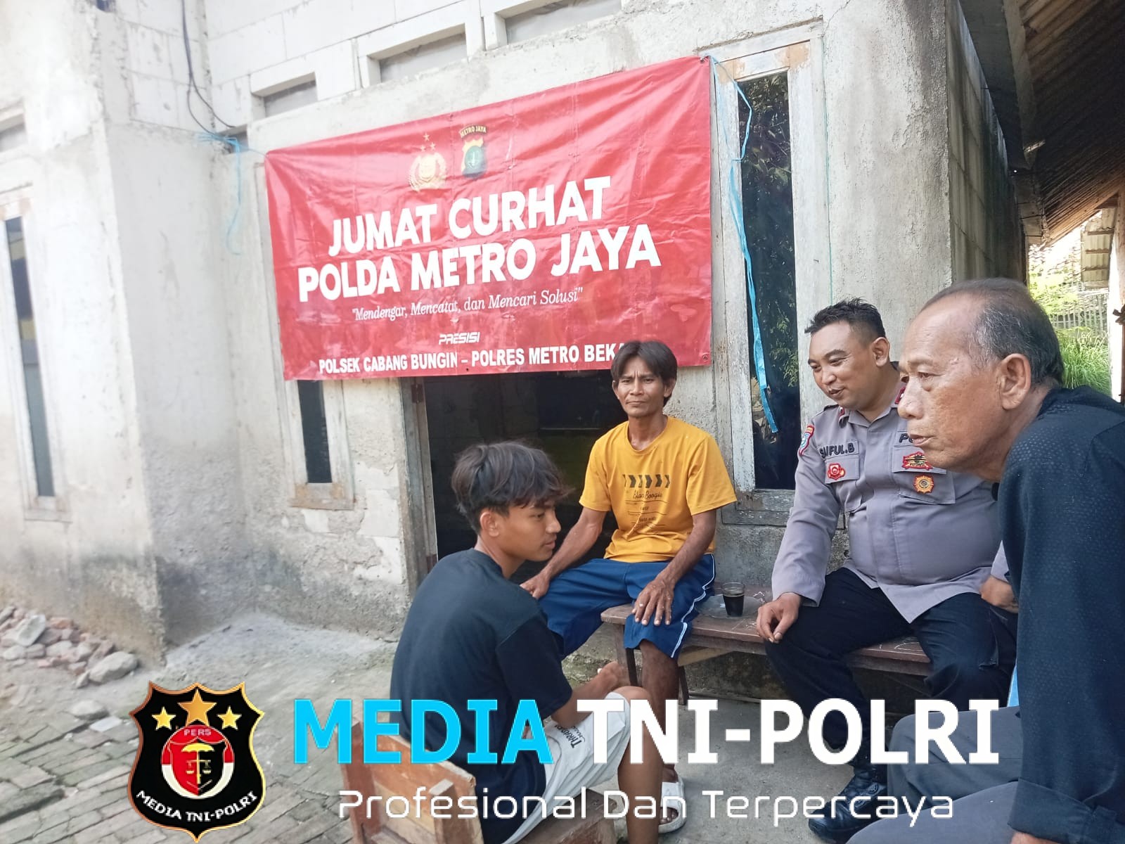 Jaga Jakarta Jaga Bekasi, Bhabinkamtibmas Polsek Cabangbungin Sambangi Warga Lenggahsari Perkuat Kamtibmas