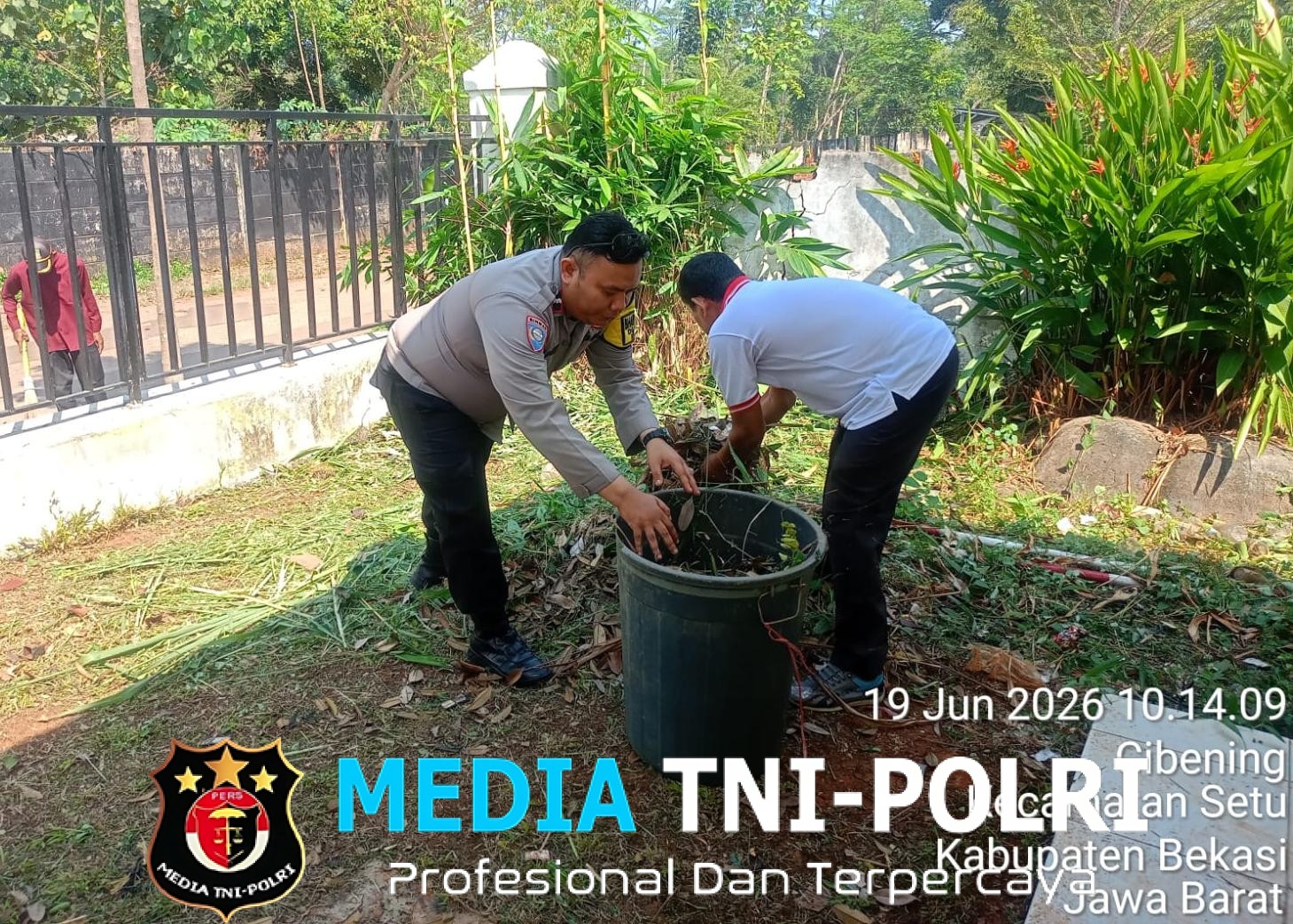 Jaga Jakarta Jaga Bekasi, Bhabinkamtibmas Polsek Setu Ajak Aparatur Desa Cibening Perkuat Kebersihan dan Kamtibmas