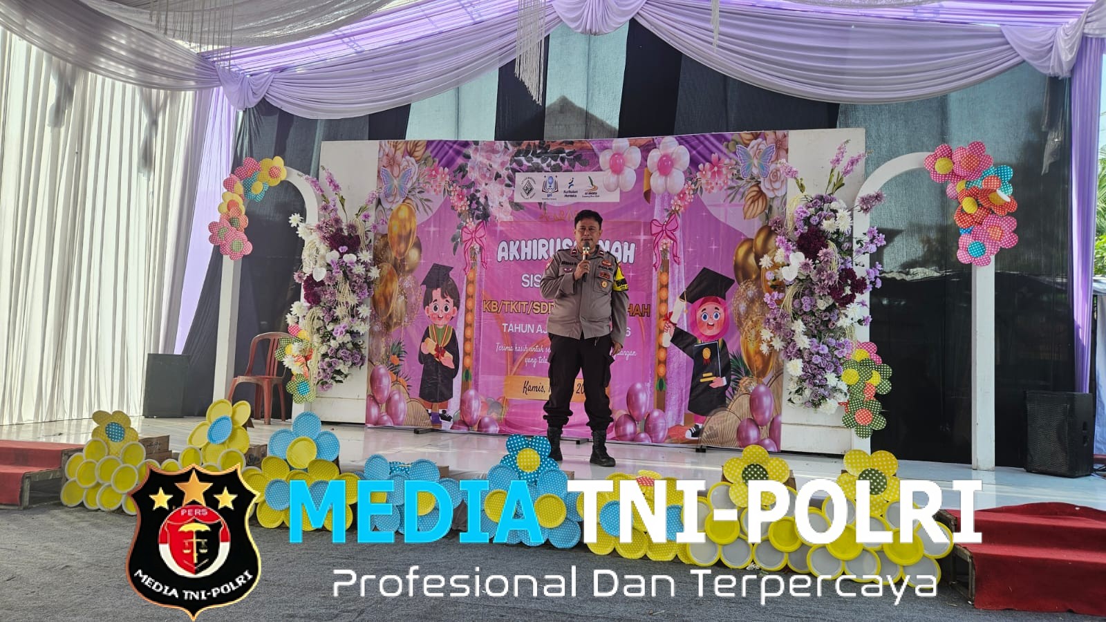 Jaga Jakarta Jaga Bekasi, Bhabinkamtibmas Tambelang Hadiri Wisuda SDIT As Sholihah Sukarapih