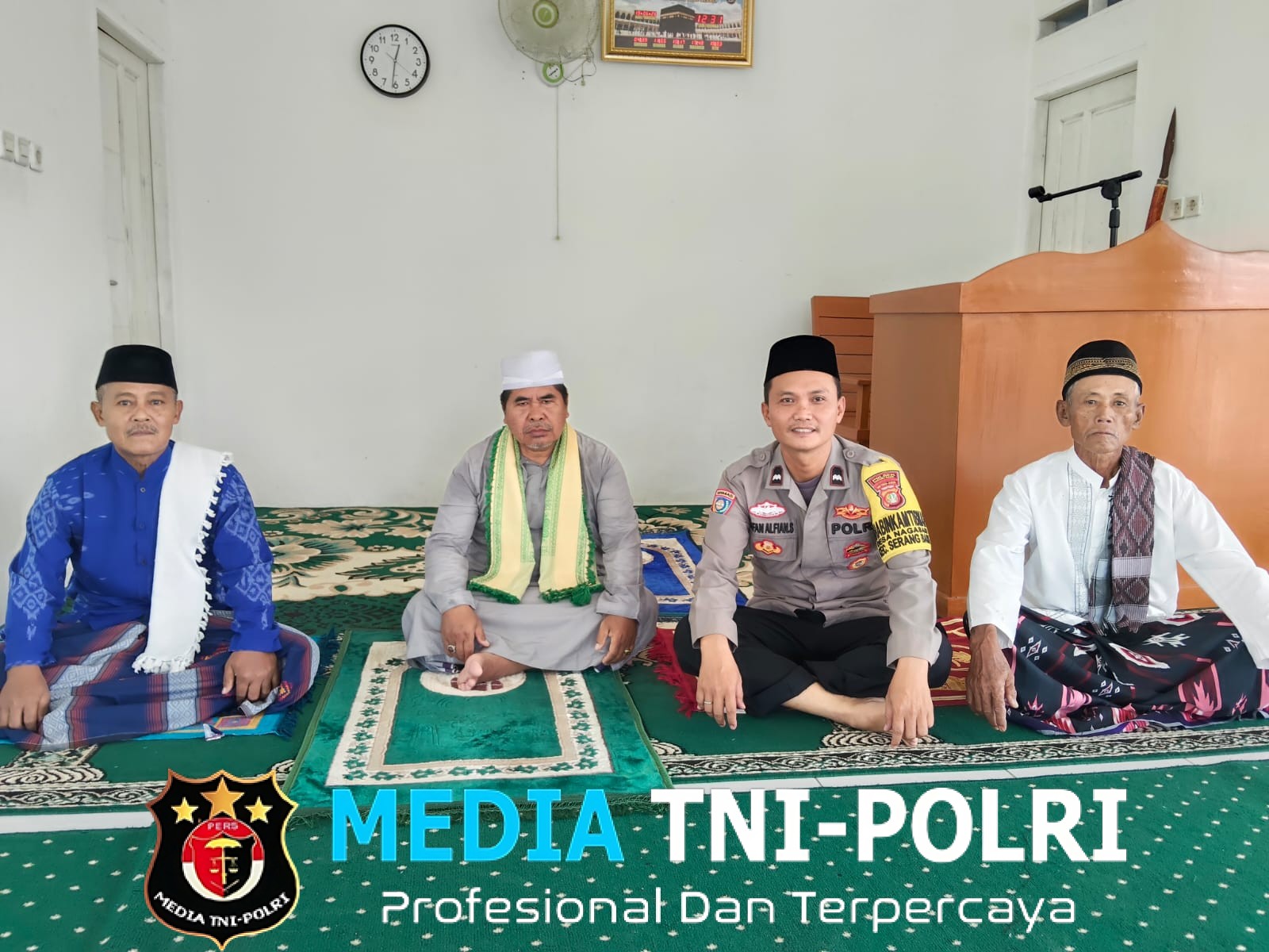 Jaga Jakarta Jaga Bekasi, Bhabinkamtibmas Polsek Serang Baru Gelar Safari Jumat di Masjid Jihadul Nurhasanah
