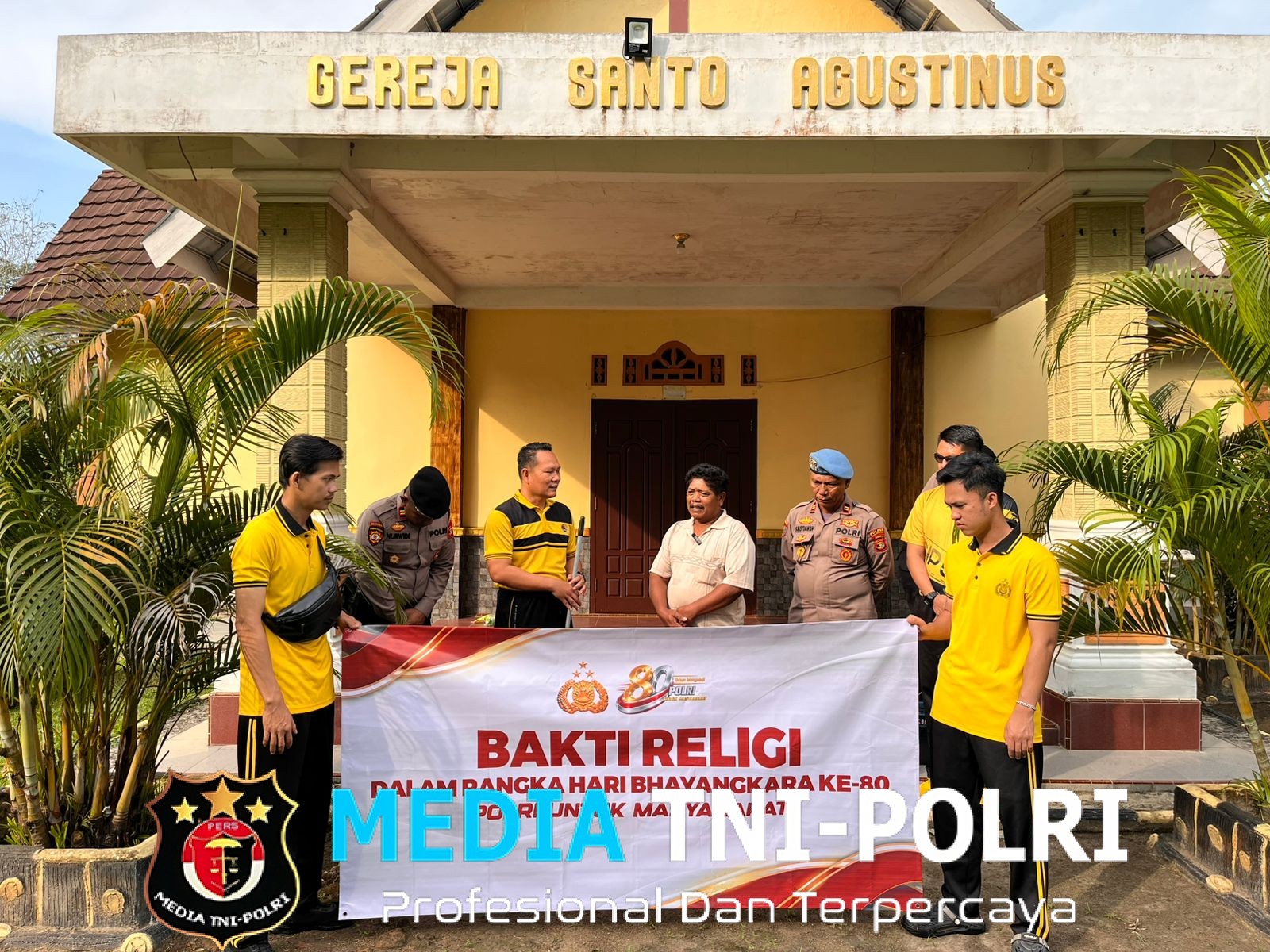 Sambut Hari Bhayangkara ke-80, Polres Tulang Bawang Barat Gelar Bakti Sosial Religi Bersihkan Tempat Ibadah Di Panaragan Jaya